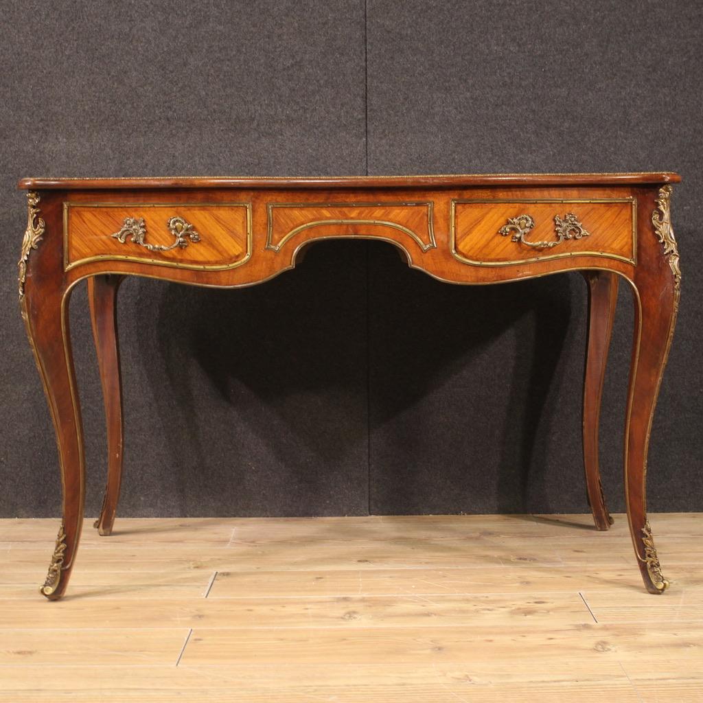 French writing desk from the mid-20th century. Furniture of beautiful lines and pleasant furnishings in Napoleon III style in rosewood and mahogany woods. Finished for the center desk richly adorned with gilded and chiseled bronze and brass (see