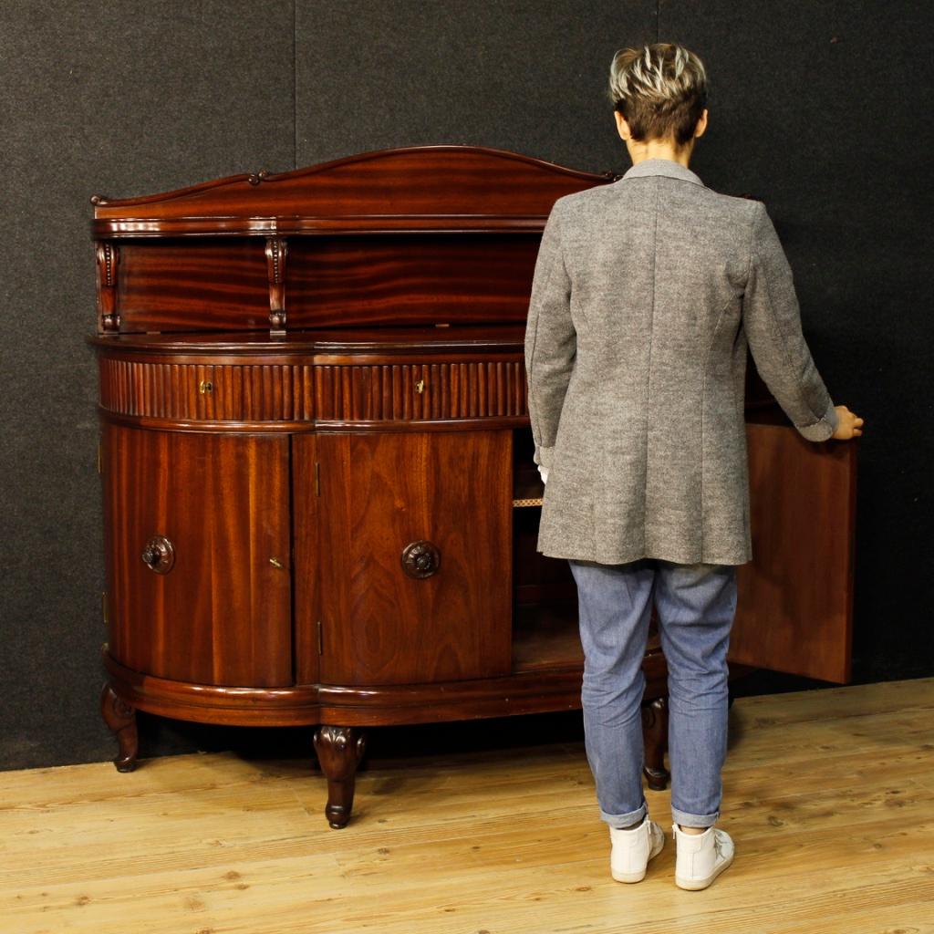 Grand buffet français de la première moitié du 20e siècle. Meubles sculptés en bois d'acajou de grande qualité. Buffet à quatre portes et quatre tiroirs d'une capacité et d'un service excellents. Meuble équipé de trois clés fonctionnelles. Il