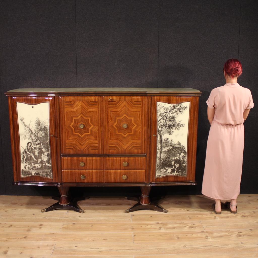 Mueble bar de diseño italiano de mediados del siglo XX. Fabuloso aparador con cajones, chapado en madera de palisandro, caoba, peral y frutal, fabricado por Fratelli Rigamonti Desio, Milán, en la década de 1940. La encimera es de cristal jaspeado, y