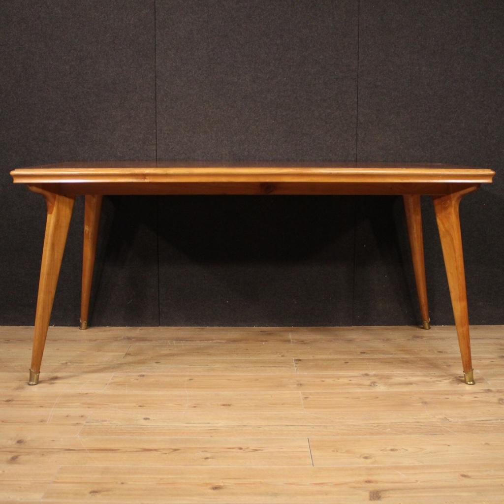 Table design italienne des années 60 / 70. Meubles aux lignes fabuleuses et au décor agréable en merisier et bois de fruitiers. Salon de bonne taille et table de service ornée de pieds en bronze doré. Construite d'un seul tenant, elle présente