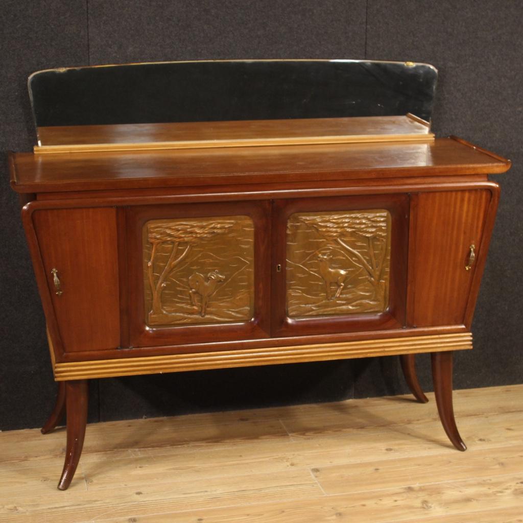 Italian sideboard design from the 50s / 60s. High quality furniture carved and veneered in mahogany, walnut, beech and fruitwood. Sideboard with four doors, of good capacity, complete with a working key. Wooden top in character, of good size and