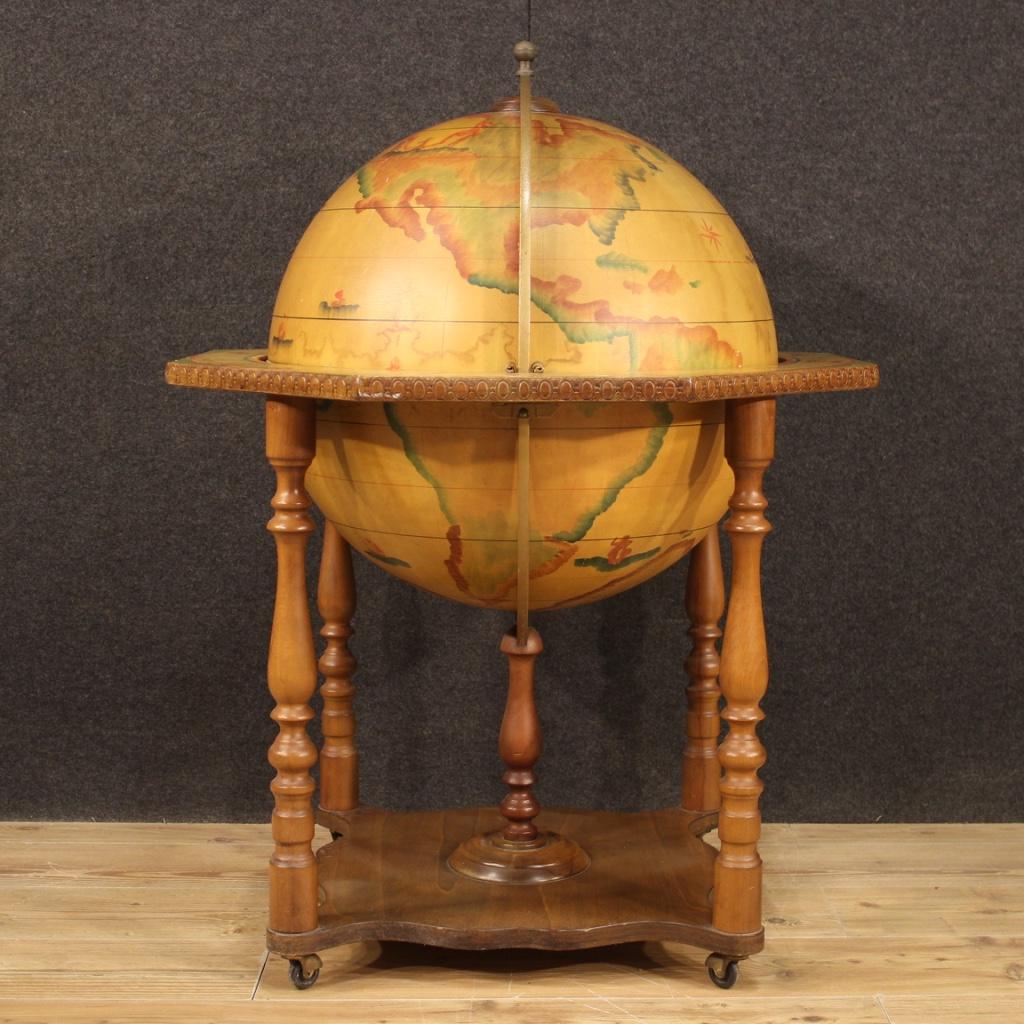 Great Italian bar cabinet from the 1960s-1970s. Alcohol stand built in the shape of a globe in wood and metal with applied paper. Furniture supported by four solid legs resting on wheels, ideal to be placed in a living room or studio of beautiful