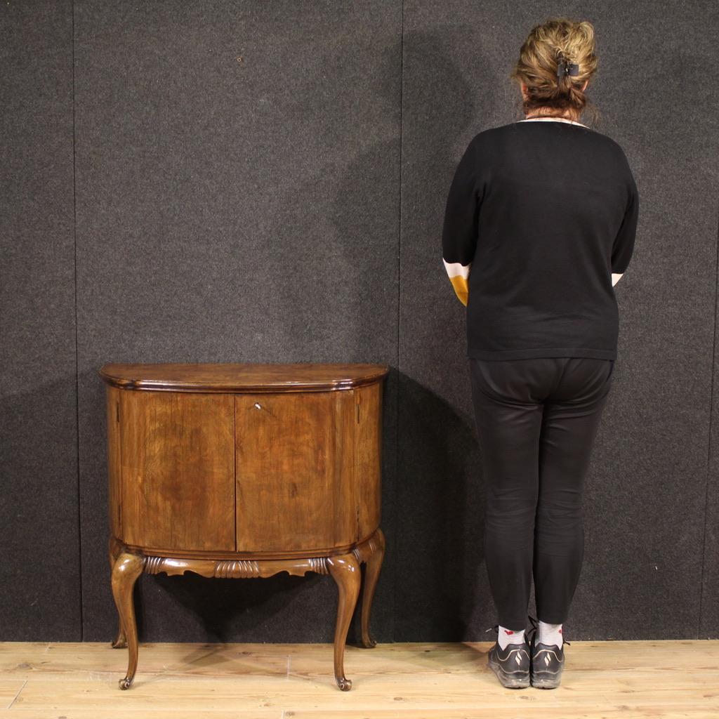 Small Italian chest of drawers from the mid-20th century. Half-moon cabinet, carved and veneered in mahogany, beech and fruitwood, of beautiful lines and pleasant furnishings. Two-door cabinet, equipped inside with 4 drawers with gilded brass knobs,