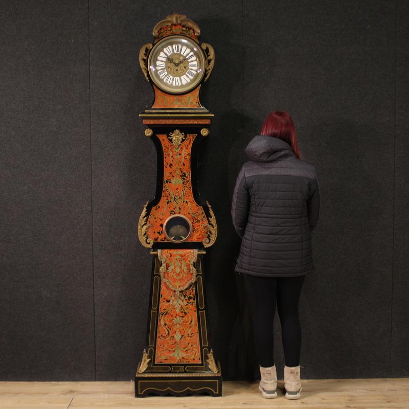 Italian pendulum clock from the second half of the 20th century. Fabulous Louis XV Boulle style cabinet in walnut, ebonized wood, maple and fake tortoiseshell. Clock richly adorned with bronze, brass and gilded and chiseled metal of good quality.