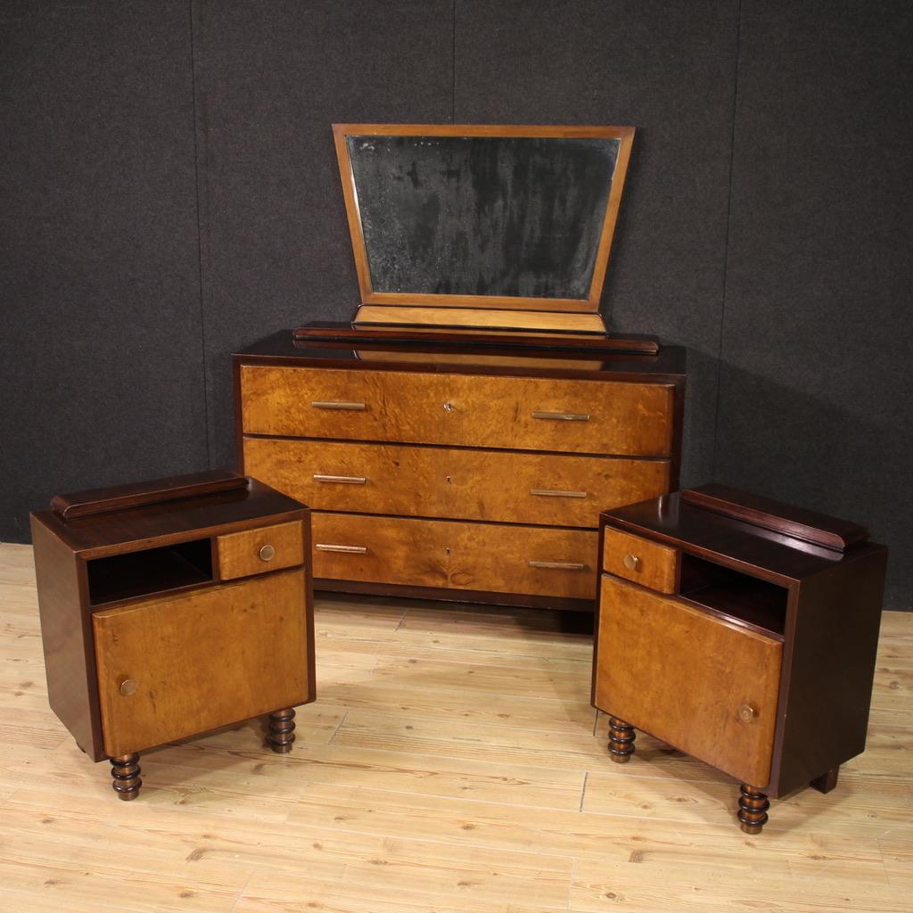 Superbe commode avec miroir, Italie, années 1960/70. Meubles joliment conçus et meublés avec des placages d'acajou, de noyer, de ronce, de bois ébonisé et de bois fruitier. La commode comporte trois tiroirs spacieux ornés de poignées métalliques