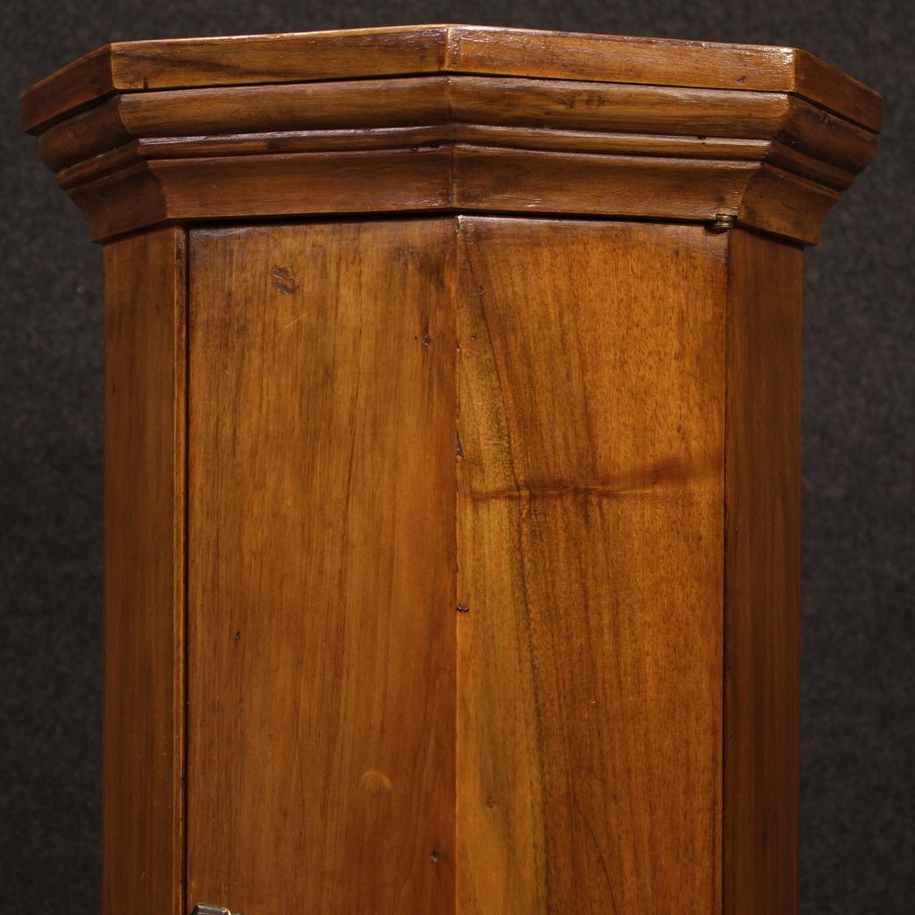 Achteckiger italienischer Säulen-Beistelltisch aus Holz des 20. Jahrhunderts, 1970 im Angebot 3