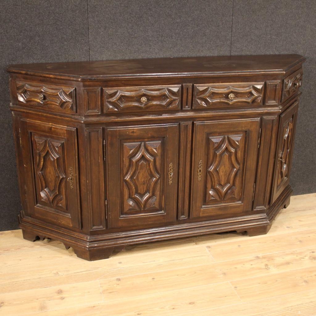 Italienisches Sideboard aus der Mitte des 20. Jahrhunderts. Gekerbte Möbel aus Eichen- und Buchenholz (es gibt Sperrholzelemente, Rückenlehne, Platte, Schubladenböden) im Barockstil mit schöner Linie und angenehmem Dekor. Sideboard mit 4 Türen und