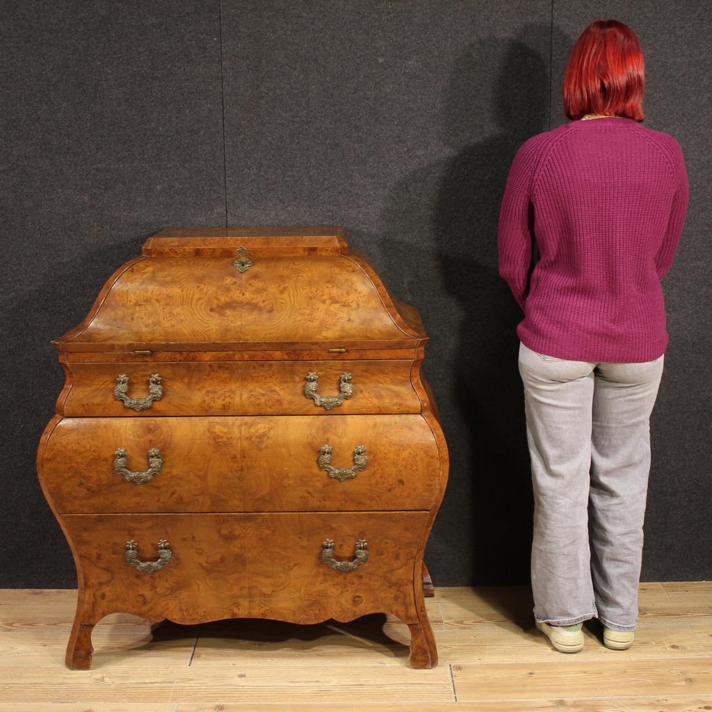 Scrittoio lombardo della seconda metà del XX secolo. Un mobile curvo in stile Luigi XV, impiallacciato in olmo e radica, dalle bellissime linee e proporzioni. Il bureau è dotato di tre spaziosi cassetti esterni. L'interno del mobile scrivania