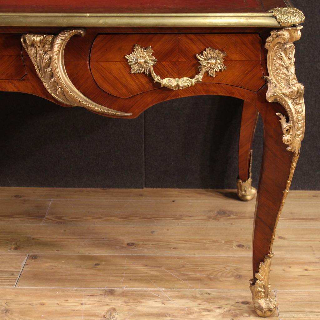 Französischer Schreibtisch aus Holz im Louis-XV-Stil des 20. Jahrhunderts, 1920 im Zustand „Gut“ im Angebot in Vicoforte, Piedmont