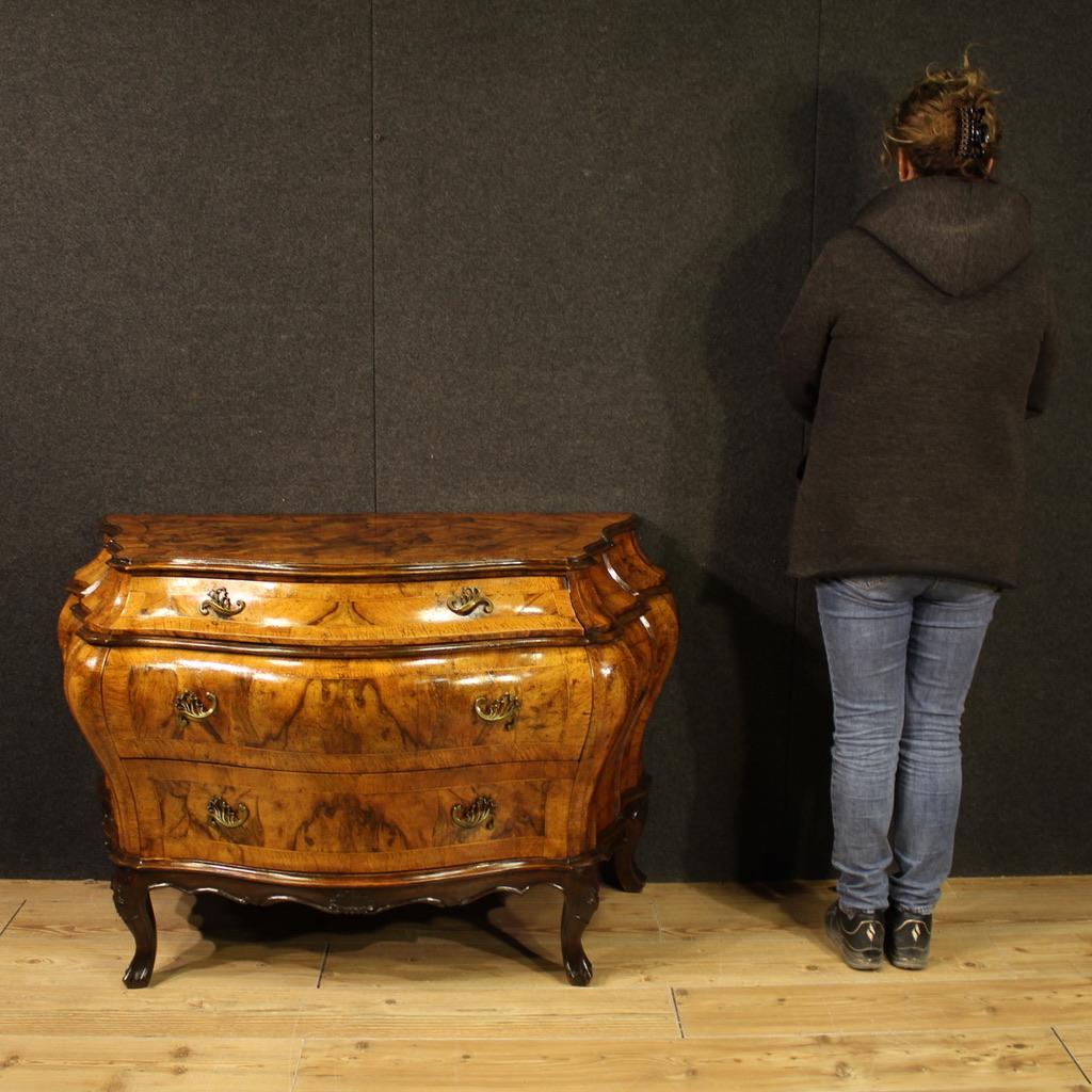 Venetian chest of drawers from the mid-20th century. Un mobile dal design sorprendente, intagliato, impiallacciato e intarsiato in noce, radica, acero e faggio. Il comodino curvo e arrotondato è dotato di tre spaziosi cassetti e di un piano in legno