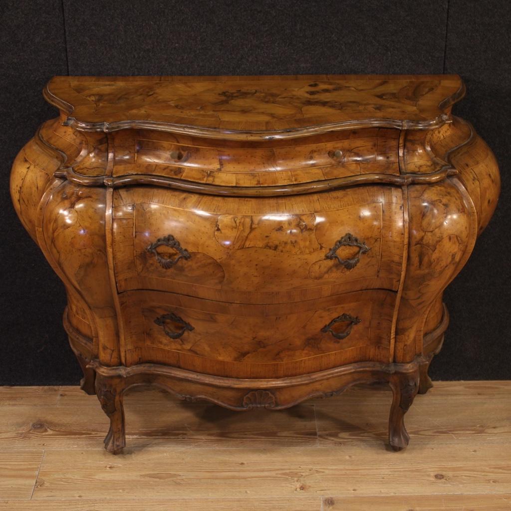 Venetian chest of drawers of the mid-20th century. Furniture of fabulous lines and pleasant decor carved and veneered in walnut, burl, maple and beech. Chest of drawers equipped with three external drawers of good capacity and a wooden top with a