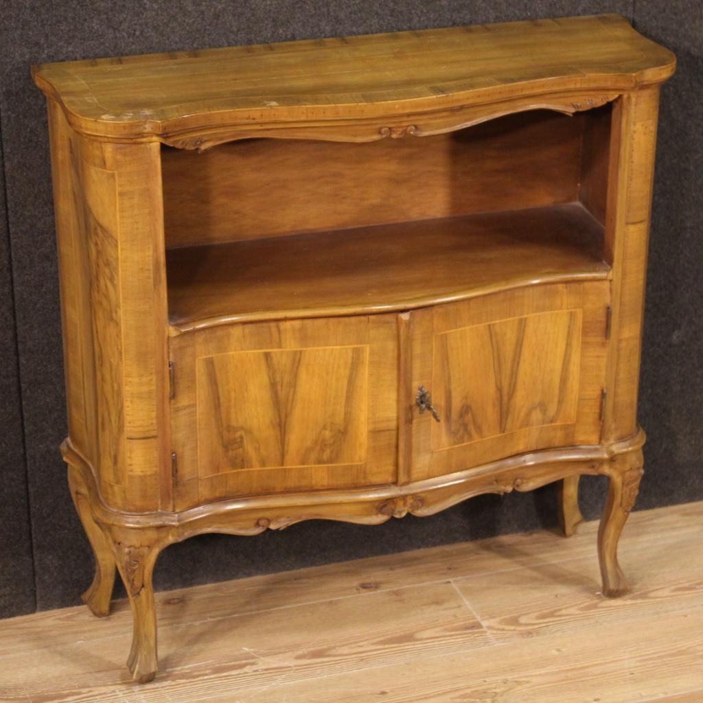 Venetian sideboard from 20th century. Small furniture carved and inlaid in walnut, burl, beech and maple. Sideboard with open compartment and two doors in the lower part of good capacity and service. Furniture of excellent proportion, it can be