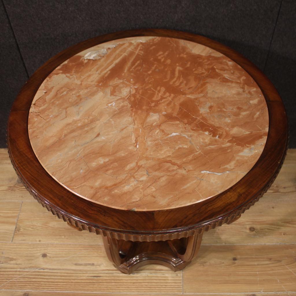 Fin du 20e siècle Table d'appoint ronde italienne du 20ème siècle en bois avec plateau en marbre, 1970 en vente