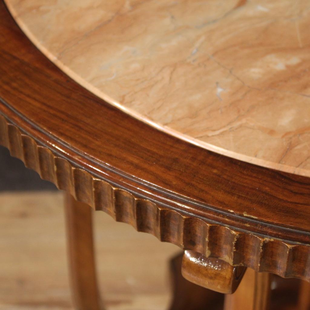 Marbre Table d'appoint ronde italienne du 20ème siècle en bois avec plateau en marbre, 1970 en vente