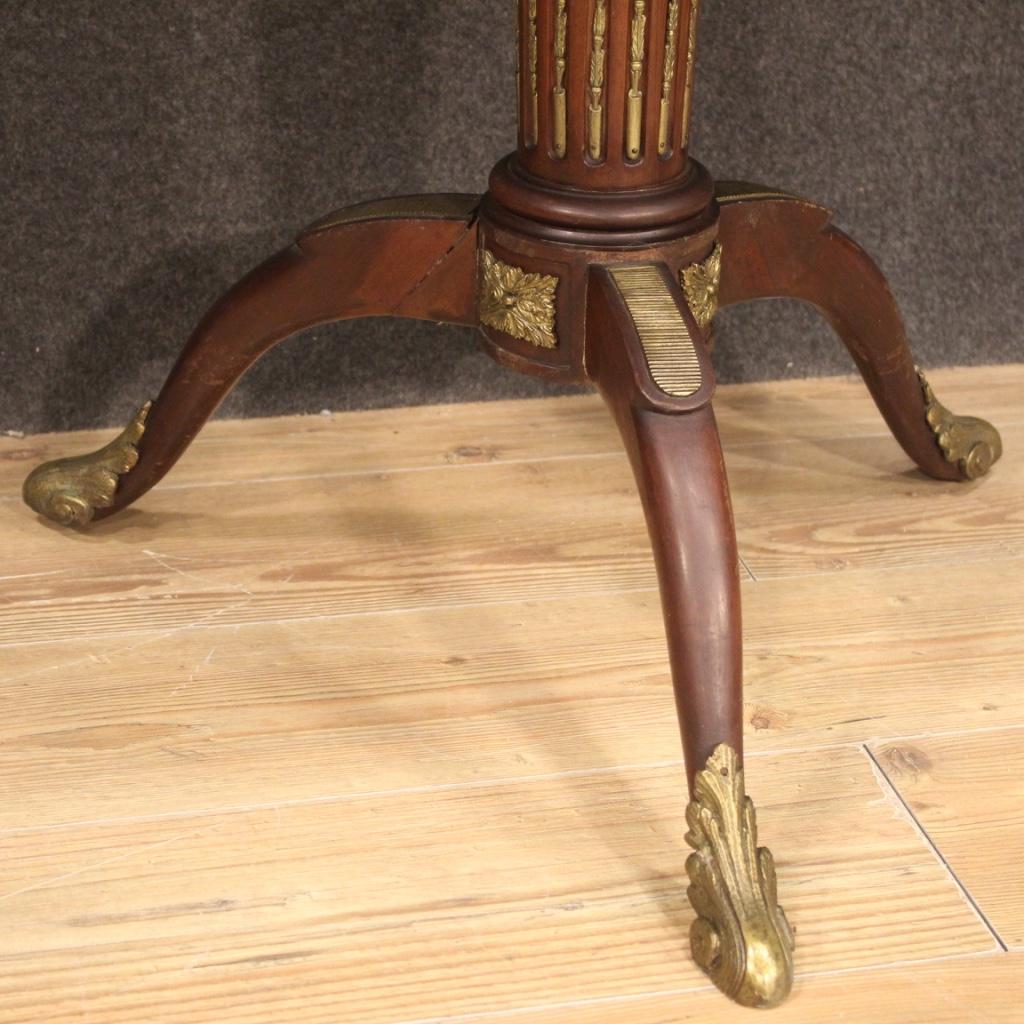 table d'appoint française ronde en bois et marbre, 20e siècle Guéridon, 1920 en vente 5