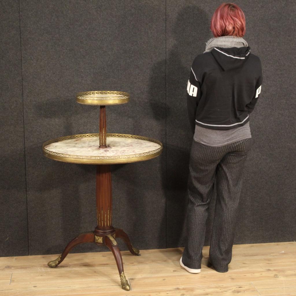 Meuble étagère français du début du 20e siècle. Table d'appoint en bois d'acajou richement orné de bronze et de laiton dorés et ciselés. Meuble complet avec deux étagères avec marbre encastré et anneau en laiton de bonne taille et de bon service.
