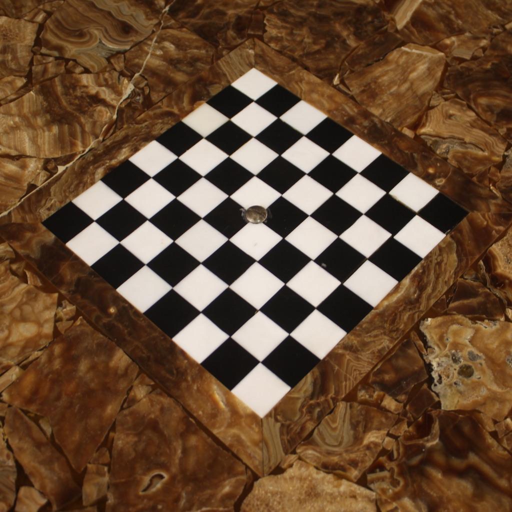 20ième siècle Table de jeu italienne du 20ème siècle en bois, onyx et plateau en marbre avec chessboard en vente