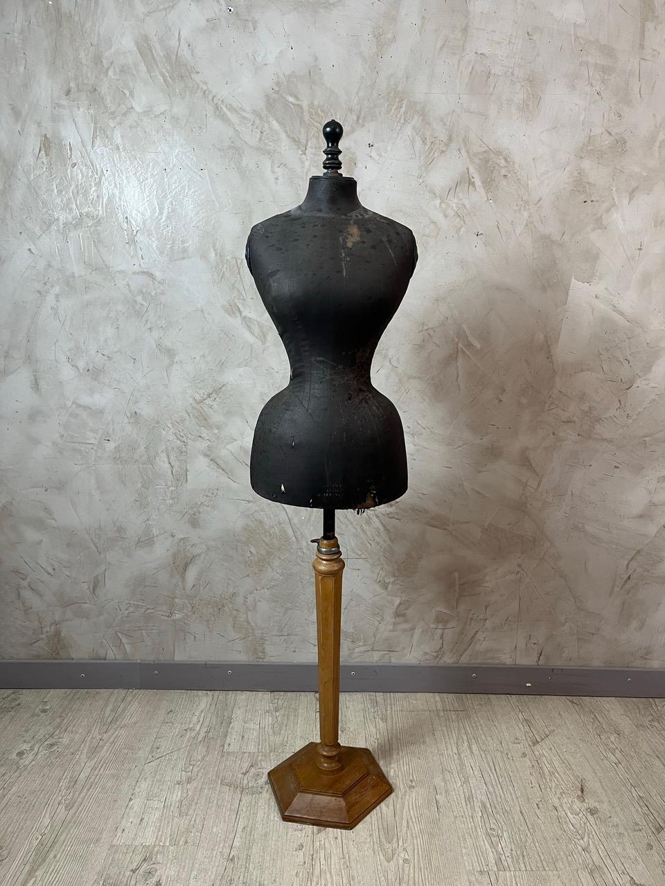 Antique 1900 Stockman Dress Form – Rare Collectible Piece

Step back in time with this authentic Stockman mannequin dating from around 1900, a stunning and sculptural example of early 20th-century craftsmanship. Featuring its original black fabric