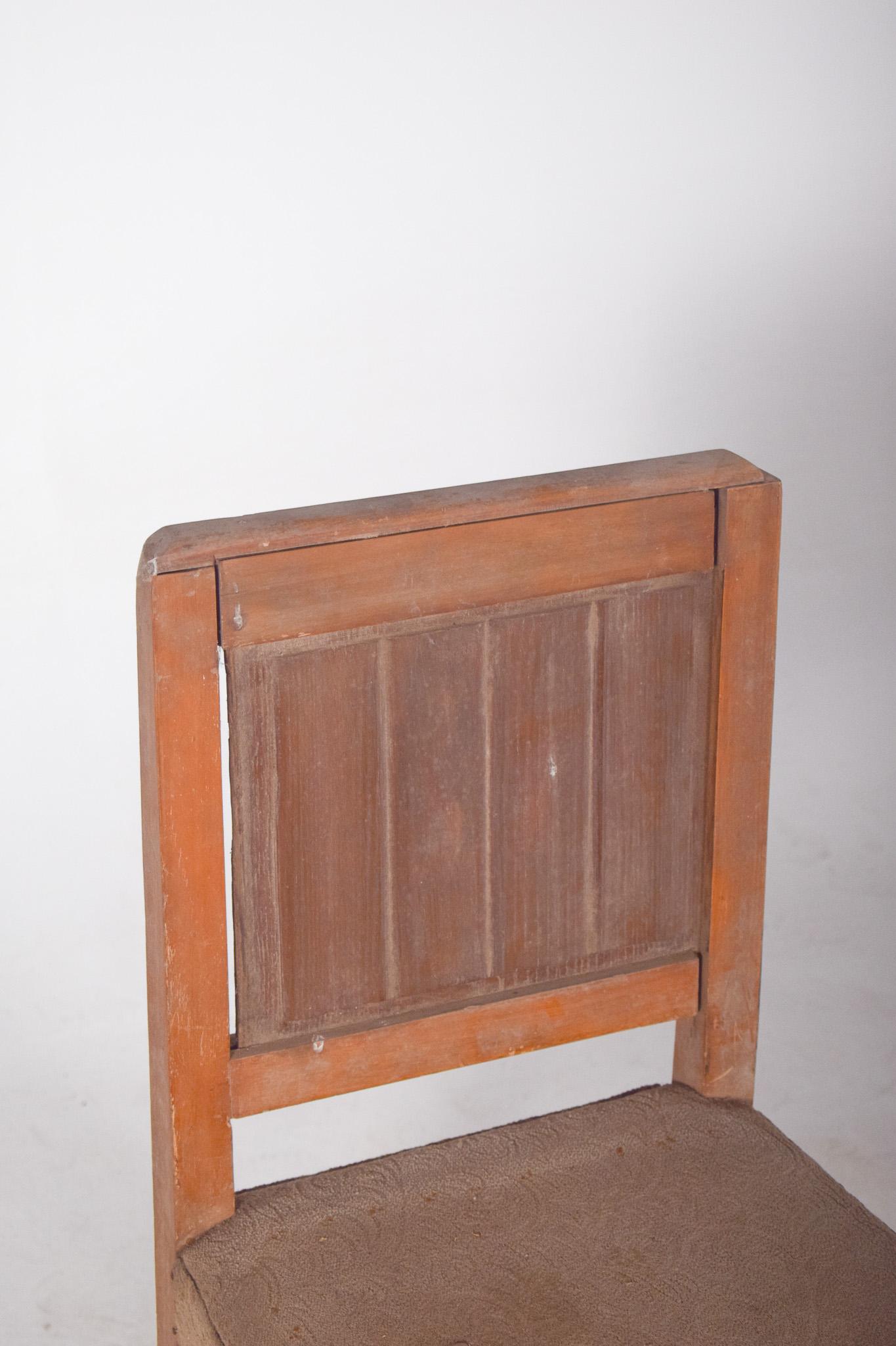 Silla de madera del siglo XX con tapicería beige Portugués en venta