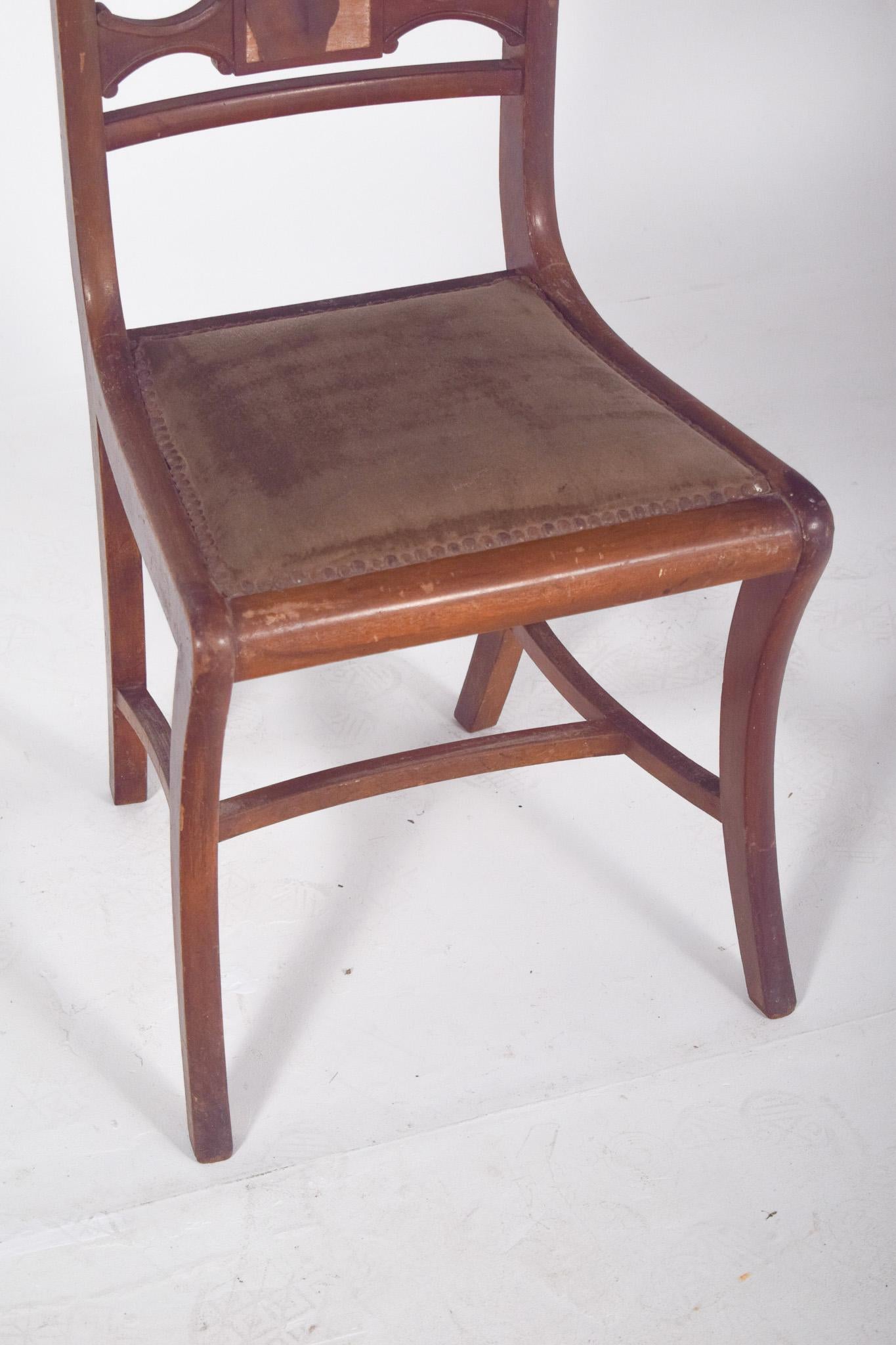 Autre Chaise en bois du 20e siècle avec clous dans le rembourrage en vente
