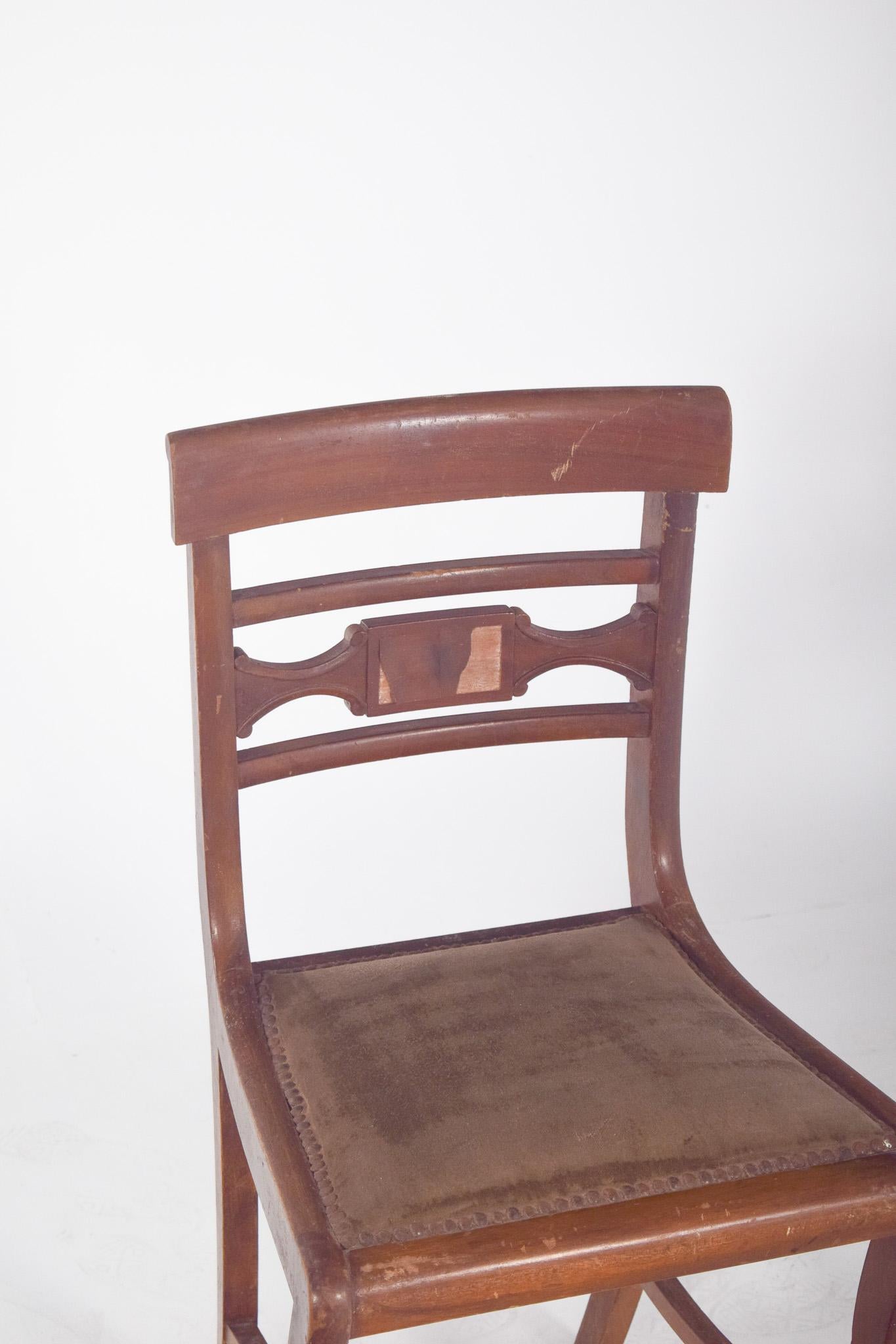 Britannique Chaise en bois du 20e siècle avec clous dans le rembourrage en vente