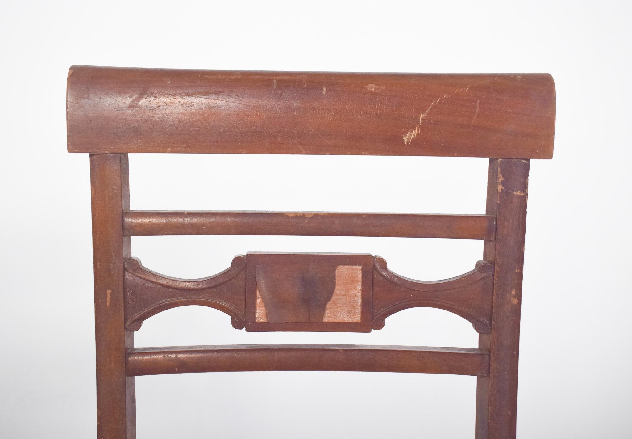 Chaise en bois du 20e siècle avec clous dans le rembourrage État moyen - En vente à Lisboa, Lisboa