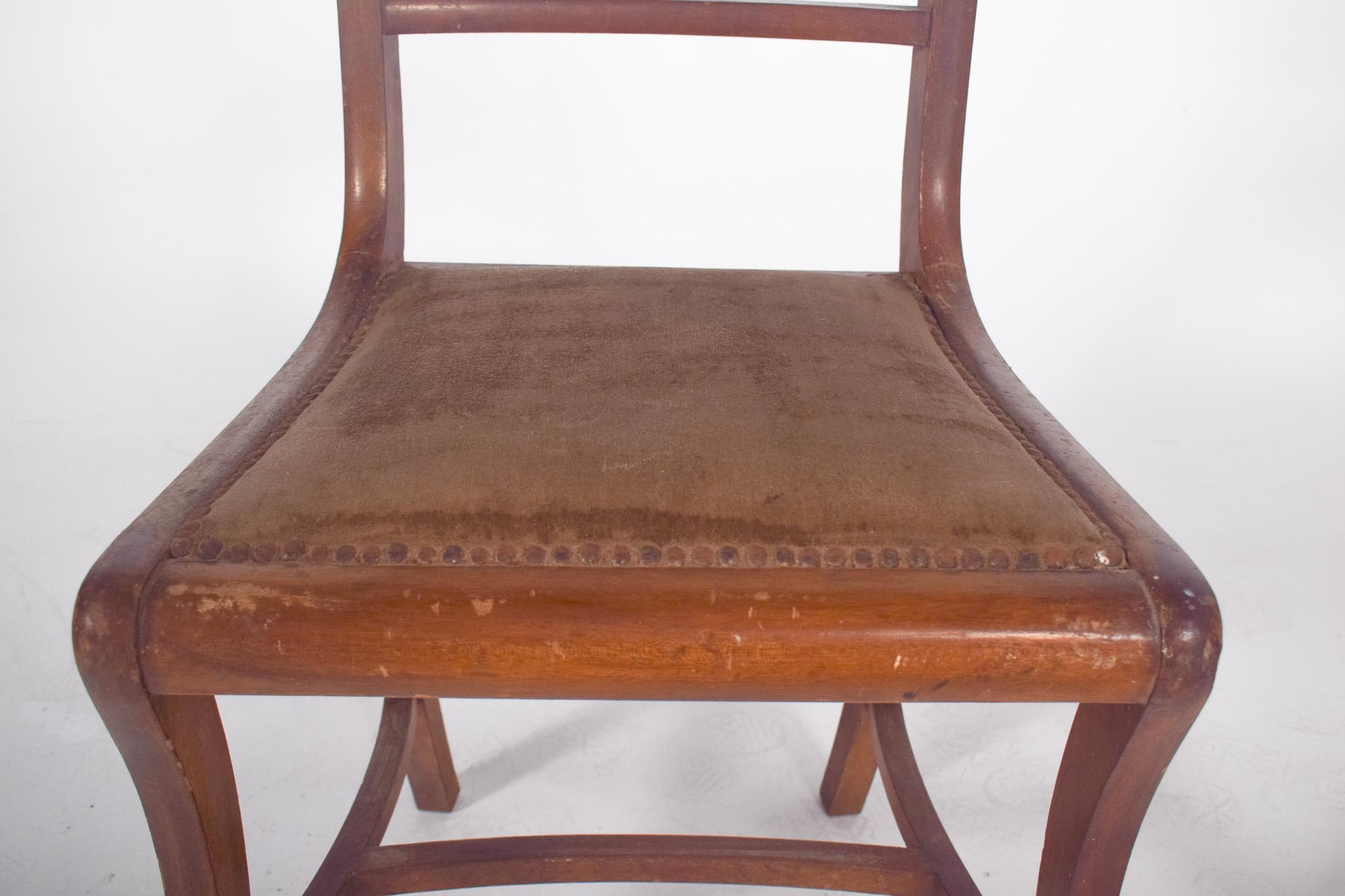 20ième siècle Chaise en bois du 20e siècle avec clous dans le rembourrage en vente
