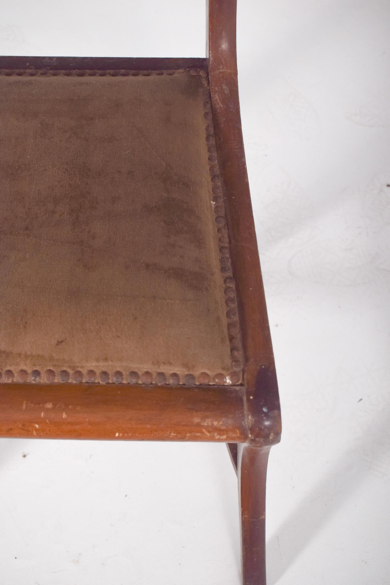 Bois Chaise en bois du 20e siècle avec clous dans le rembourrage en vente