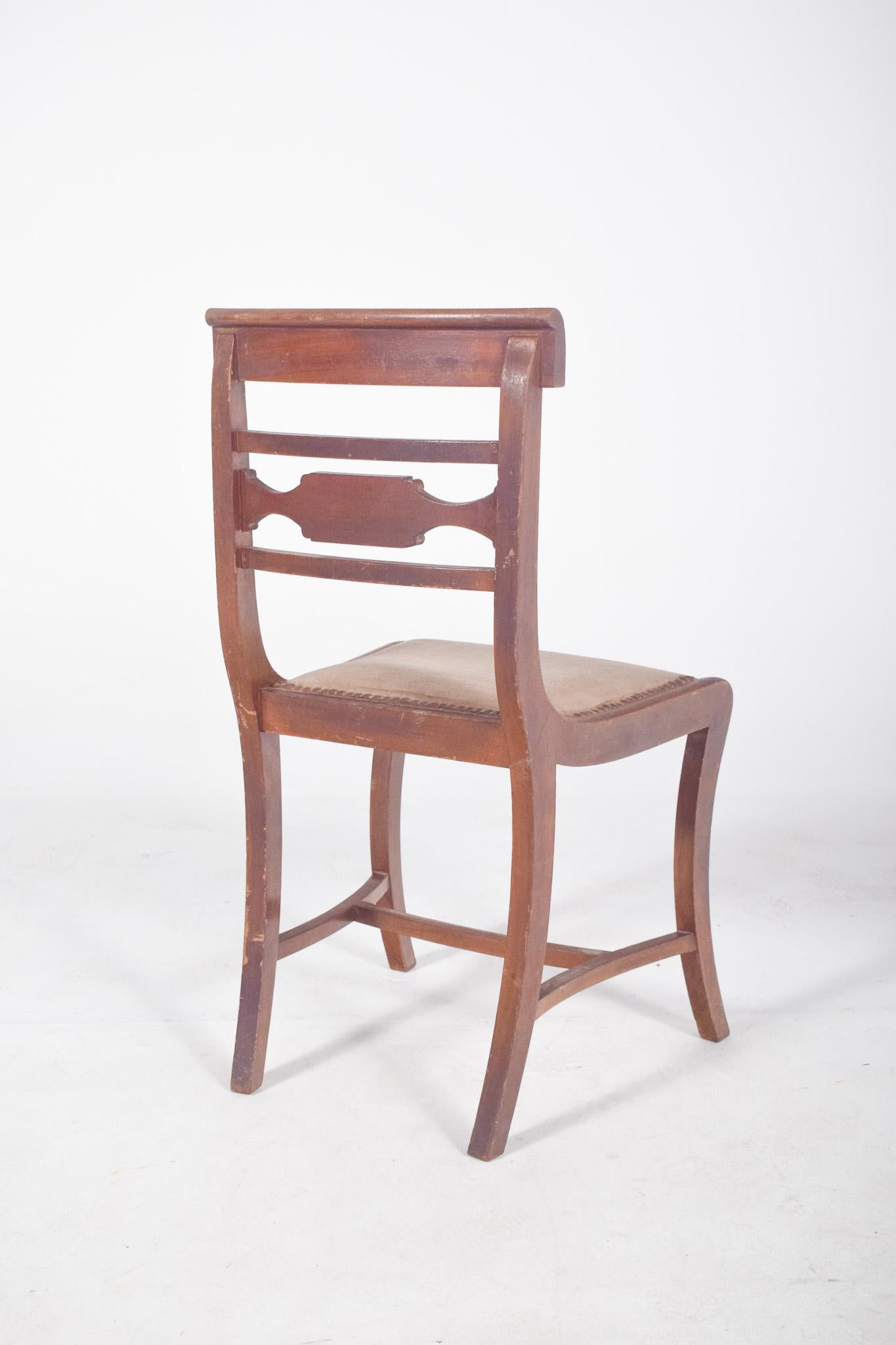 Chaise en bois du 20e siècle avec clous dans le rembourrage en vente 1