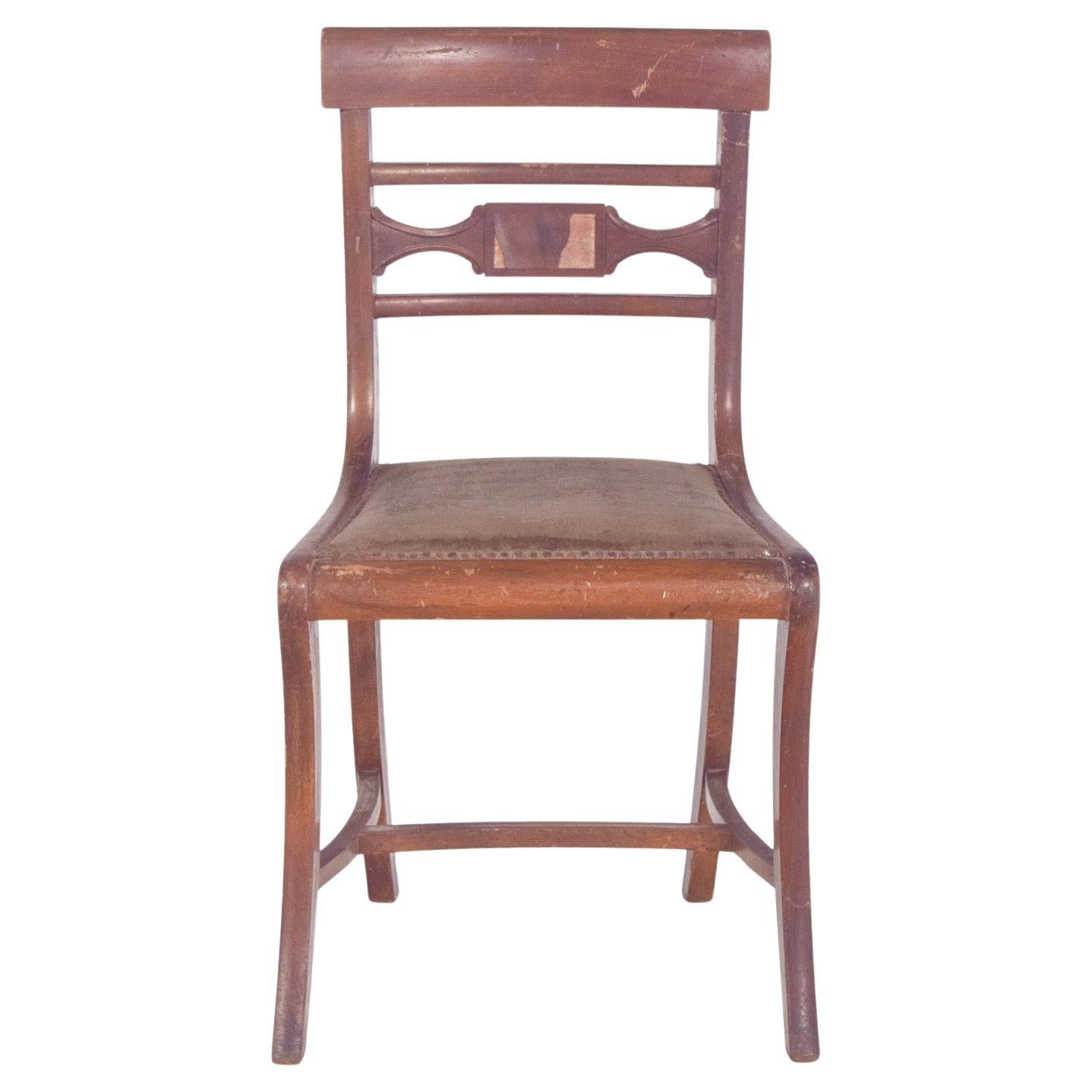 Chaise en bois du 20e siècle avec clous dans le rembourrage