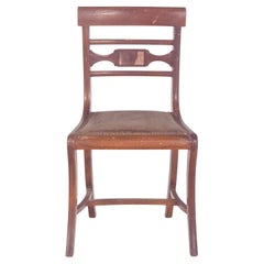 Chaise en bois du 20e siècle avec clous dans le rembourrage