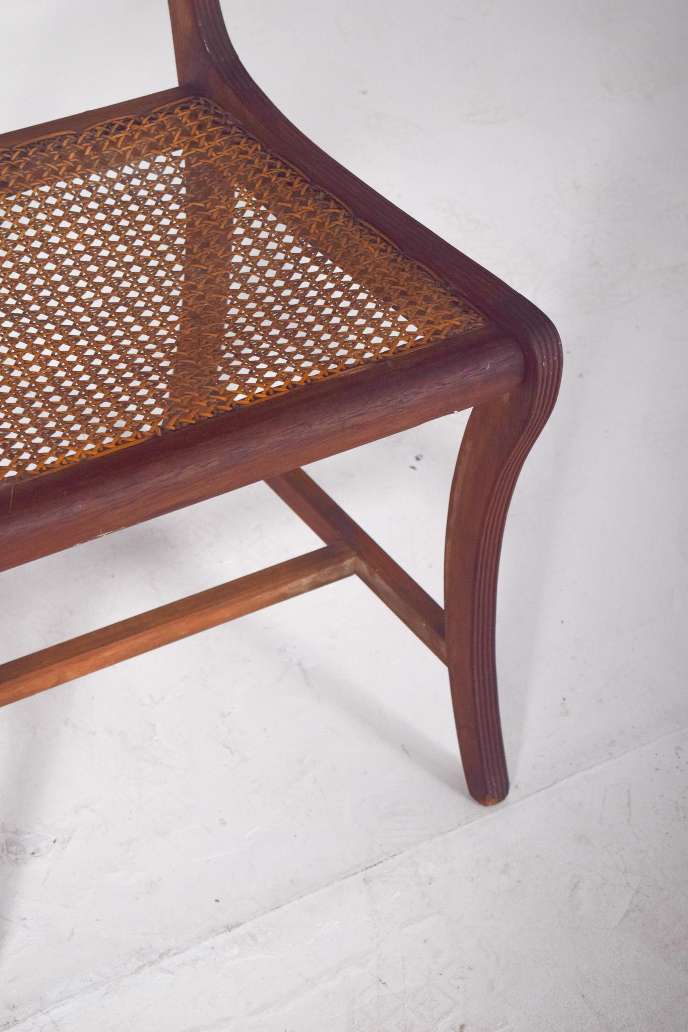 Britannique Chaise en bois du 20e siècle avec assise en paille en vente