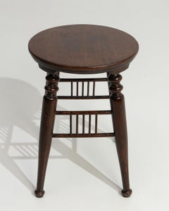 Taburete de madera del siglo XX, diseño poco convencional, estilo ecléctico