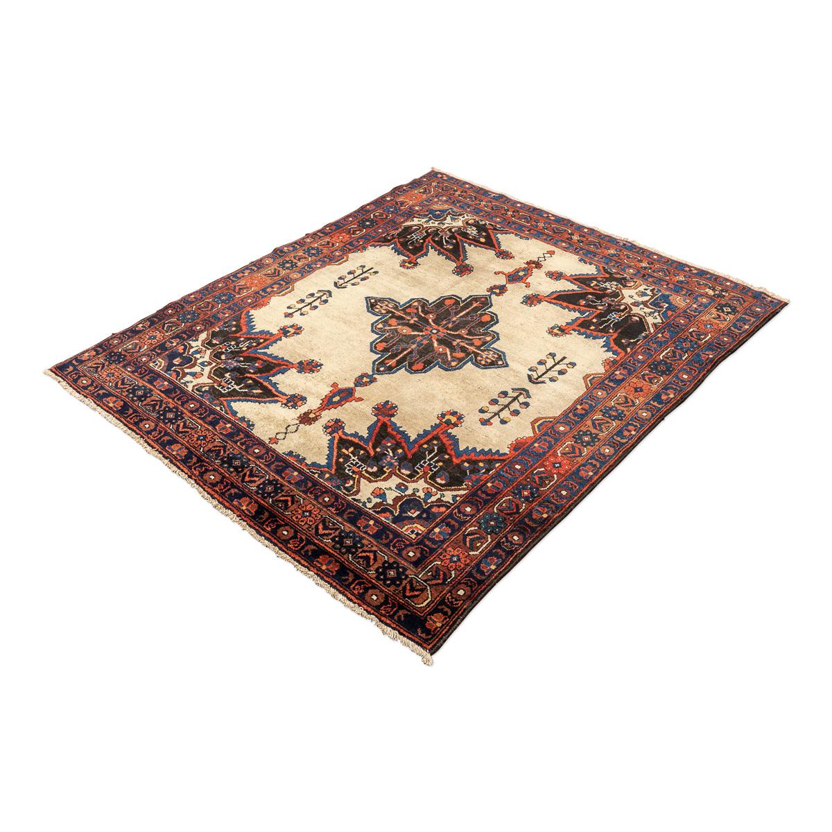 Antique Classic rug, circa 1900. Measures: 1.40 x 1.65 m.
- Handmade wool rug.
- Of ethnic origin, this type of rugs were not made for later sale but for private use, hence the decorative richness of this type of pieces.
- The flexibility of the rug