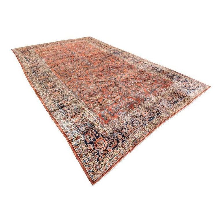 Classic Rug Saroug, called American Saroug due to the importation of this type of pieces for the North American market.
- In this type of pieces the material has been carefully cared for, using very velvety wool and some very characteristic dyes