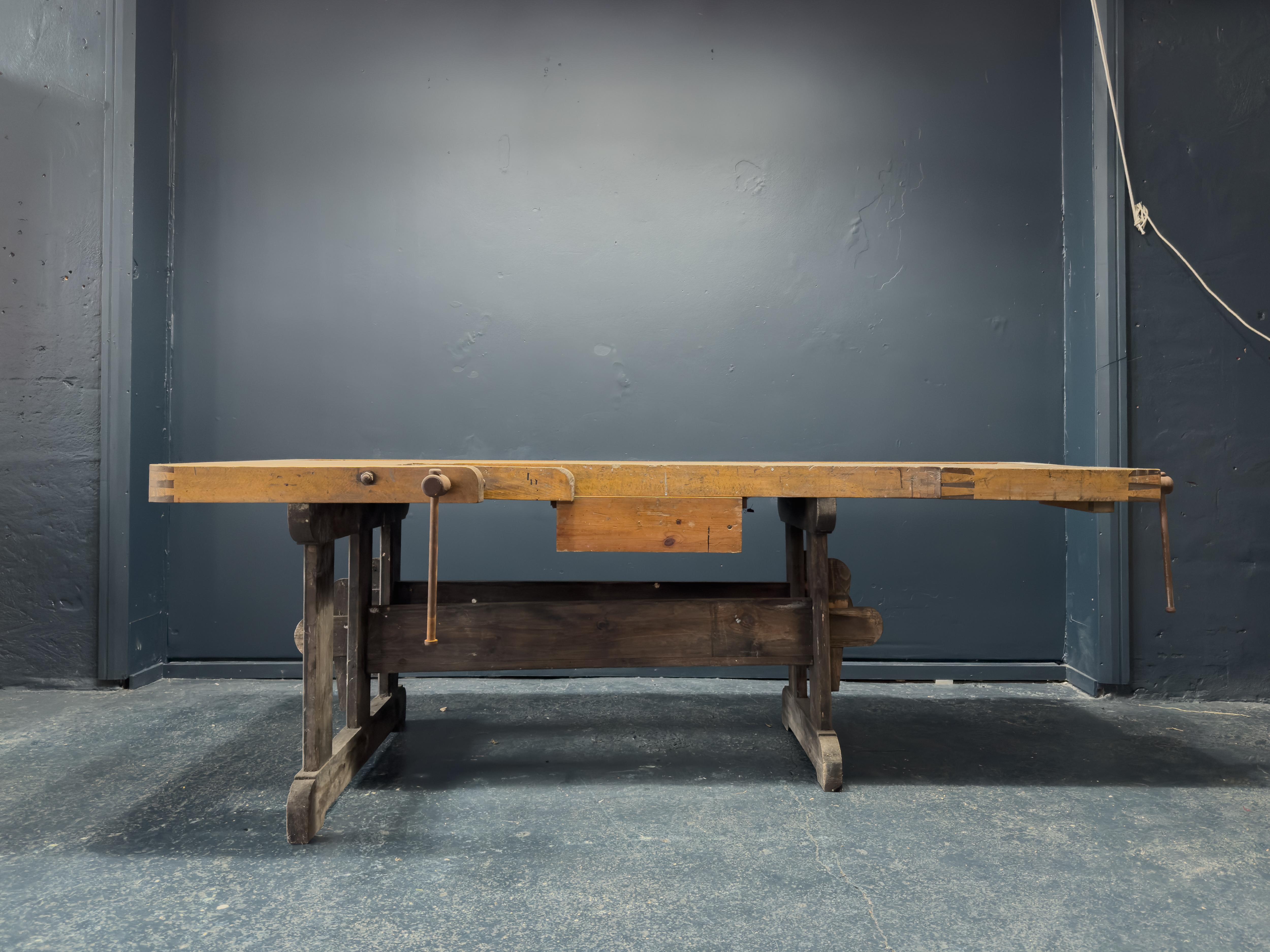 Questo banco da lavoro classico molto grande è realizzato in un meraviglioso legno massiccio di Oak. Costruita in modo splendido, è piena di carattere e di storia. Con tutti i suoi meccanismi di funzionamento originali e la splendida falegnameria a