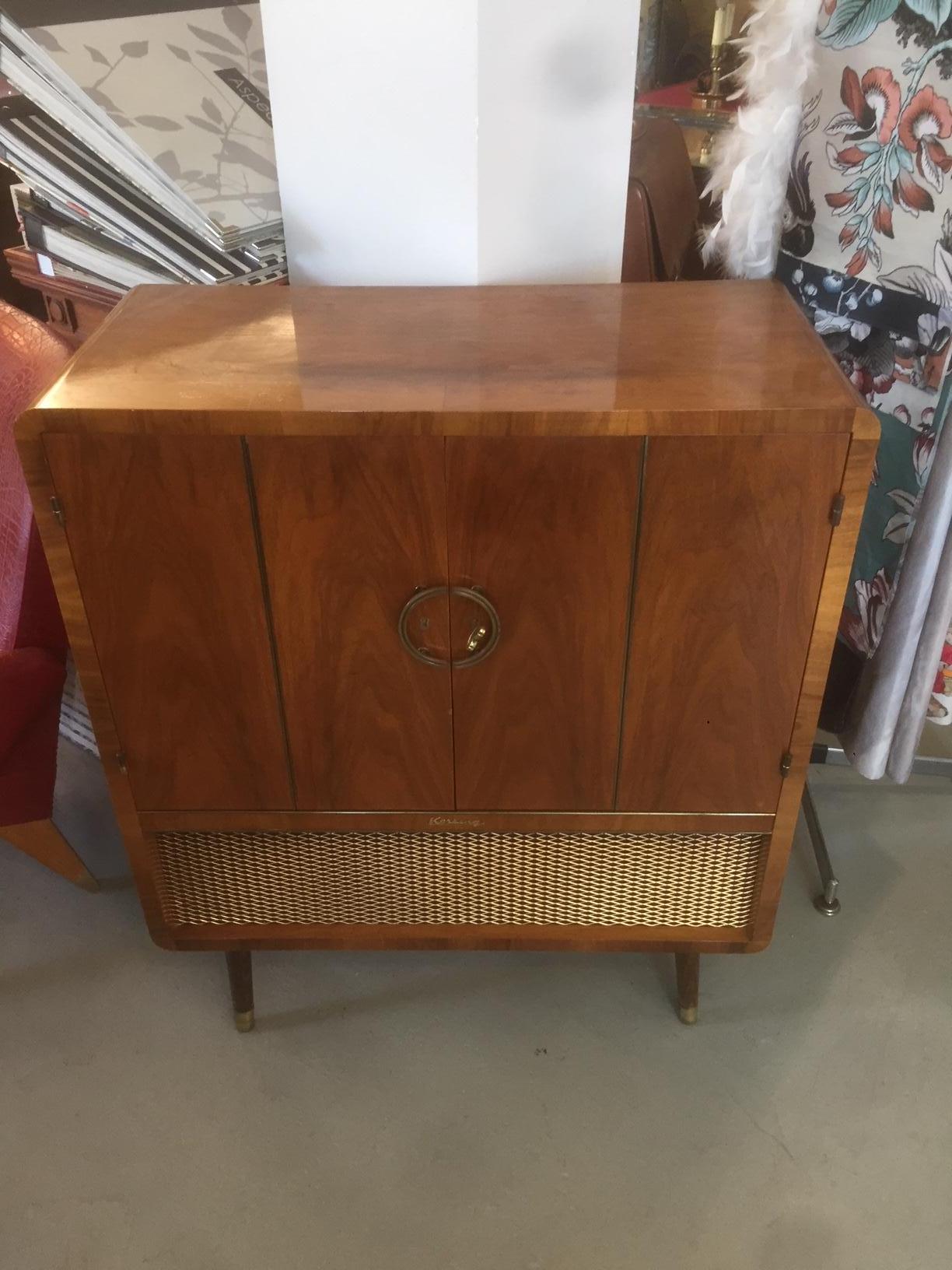 Very nice and rare vintage walnut and brass radio and vinyl cabinet from the 1950s by Korting.
Originals tuning pieces. It's working very well, the sound is good. For 45 and 33 rpm.
There is a light on the inside left. Folding doors with a gilded