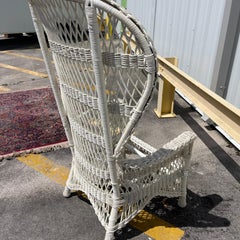 20. Jahrhundert geflochtene Wicker Wingback Peacock Stuhl