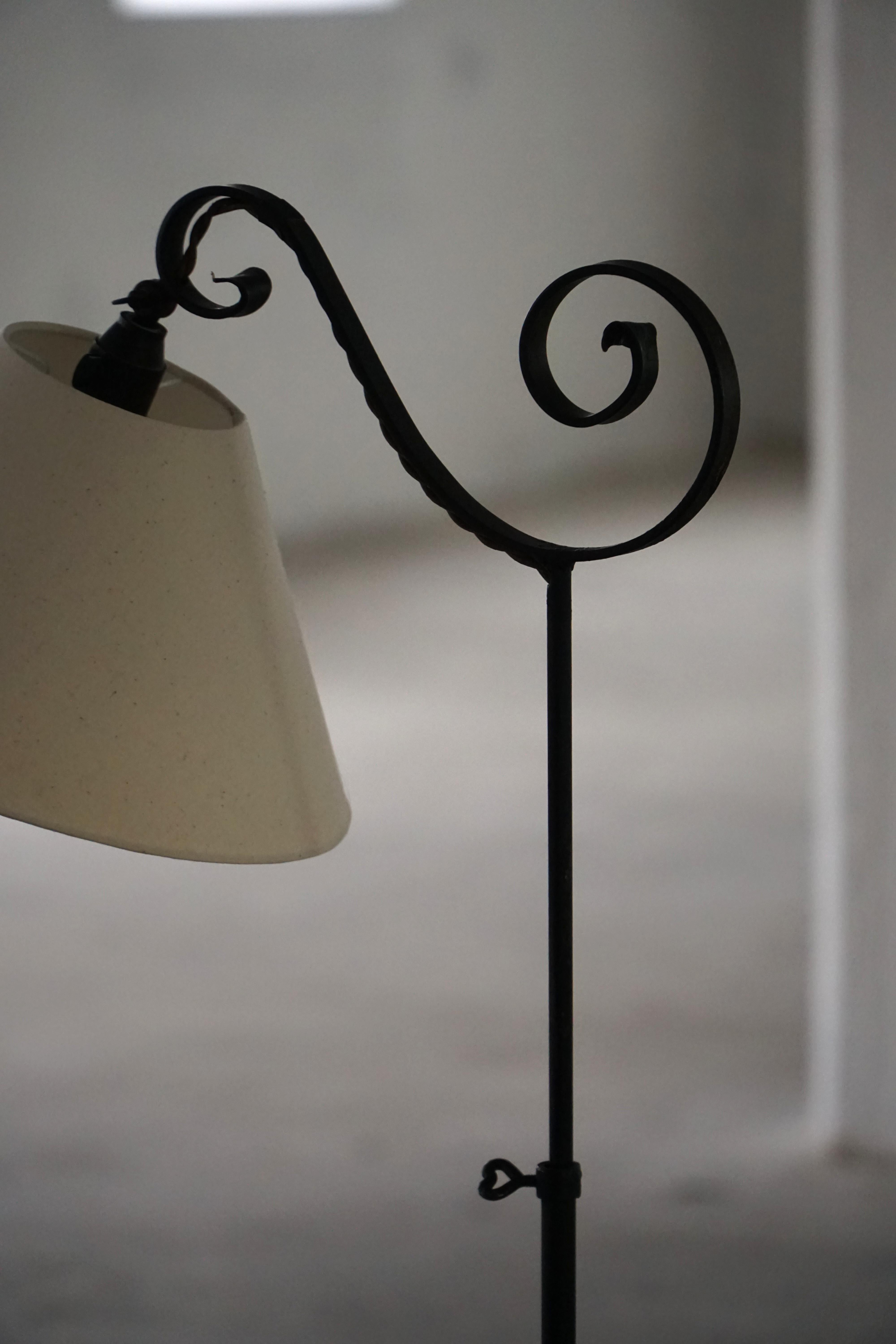 20th-Century, Wrought Iron Floor Lamp with Swirl Detail, Danish Art Deco Moderno de mediados de siglo en venta