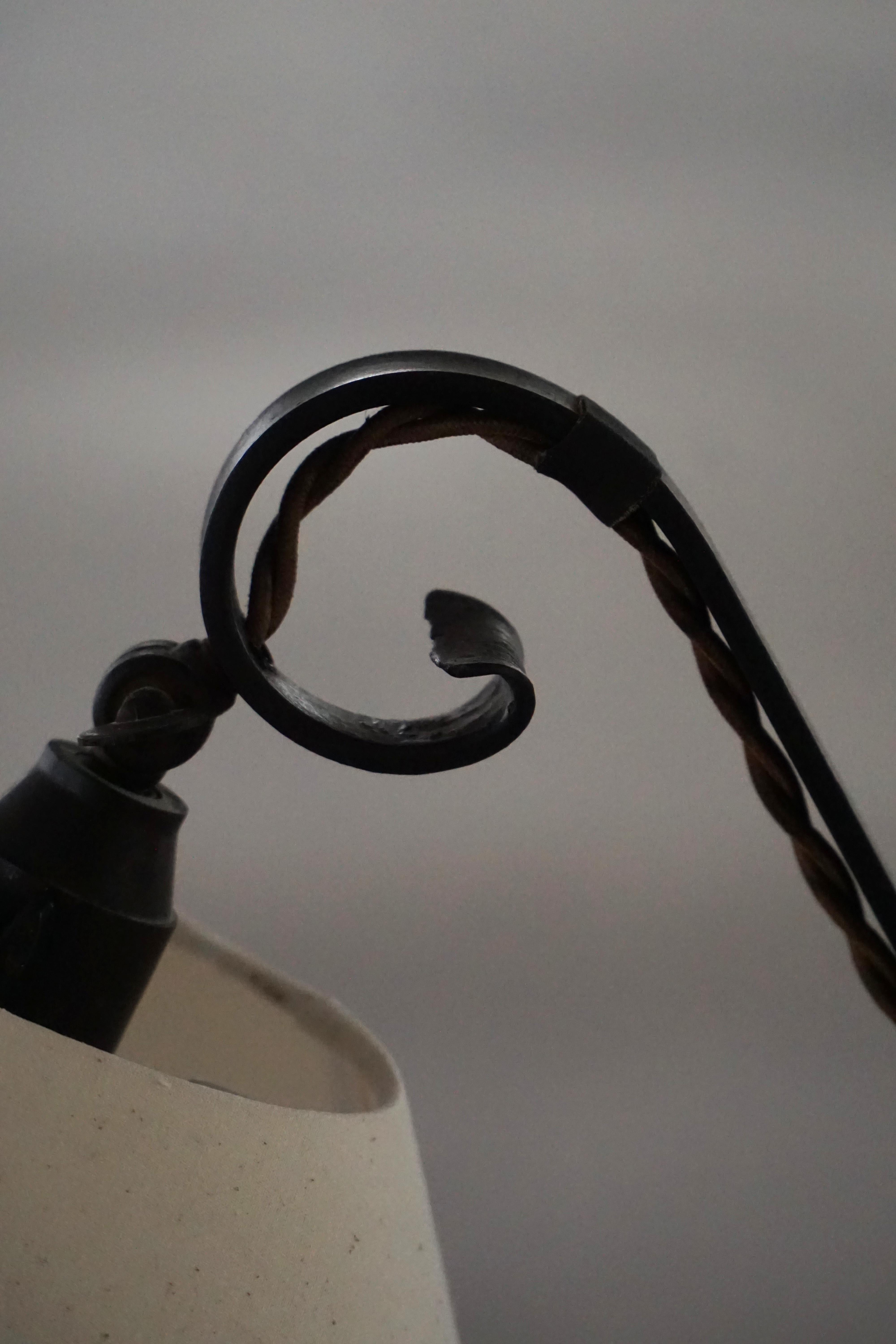 20th-Century, Wrought Iron Floor Lamp with Swirl Detail, Danish Art Deco en Bueno estado para la venta en Odense, DK