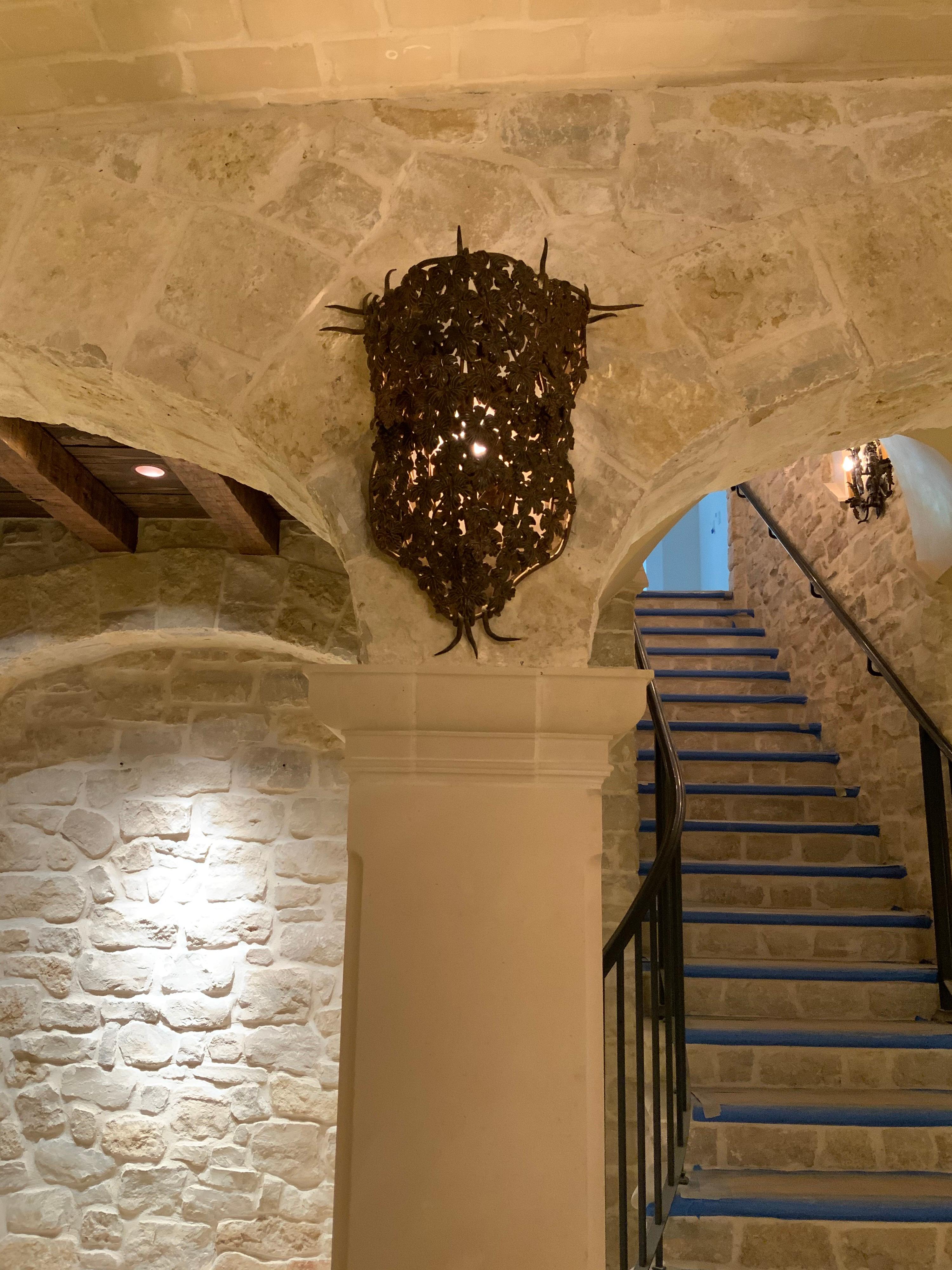Lámpara de pared de hierro forjado del siglo XX procedente de Francia Francés en venta