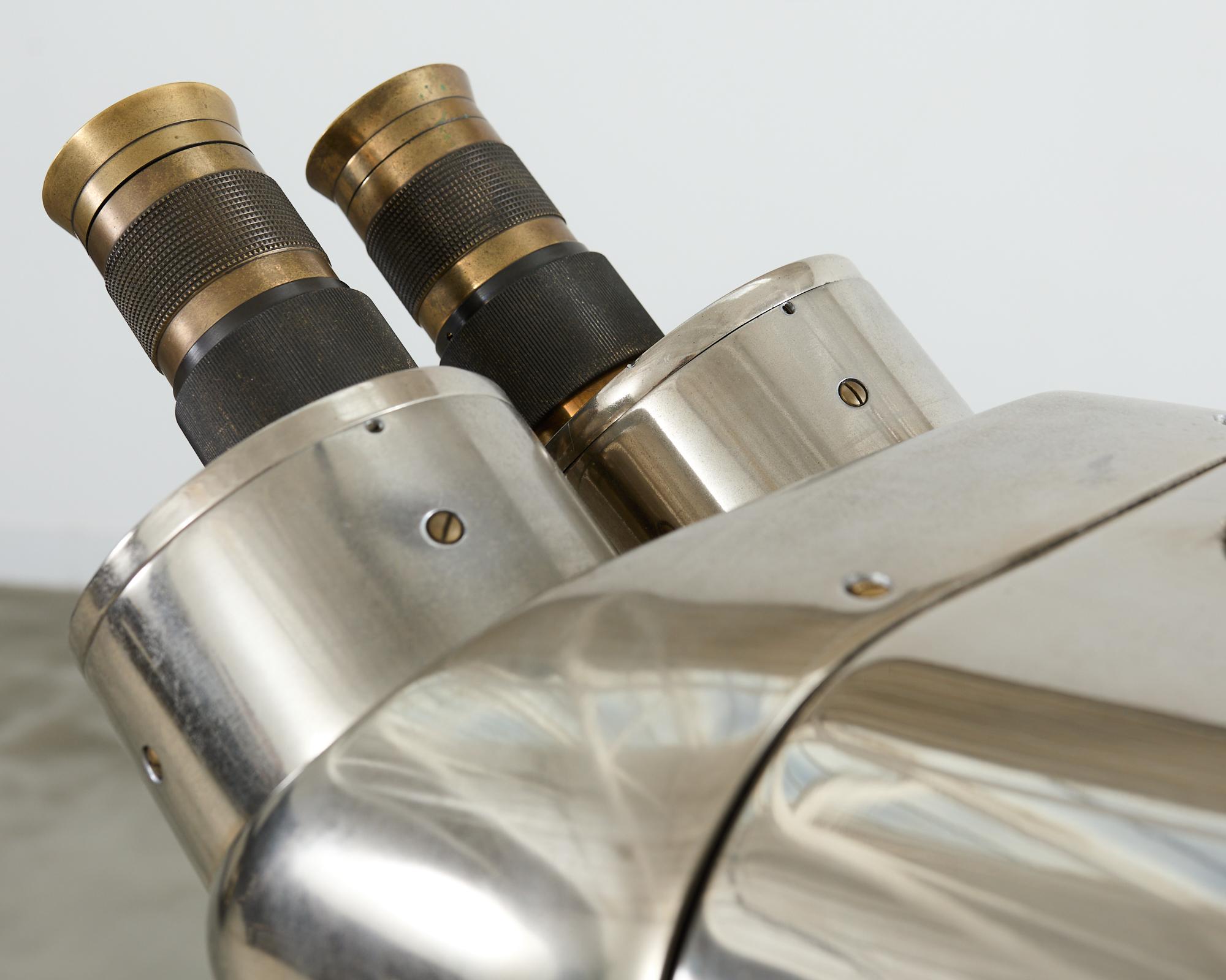Binocolo antiaereo in stile seconda guerra mondiale del 20° secolo su supporto in vendita 4