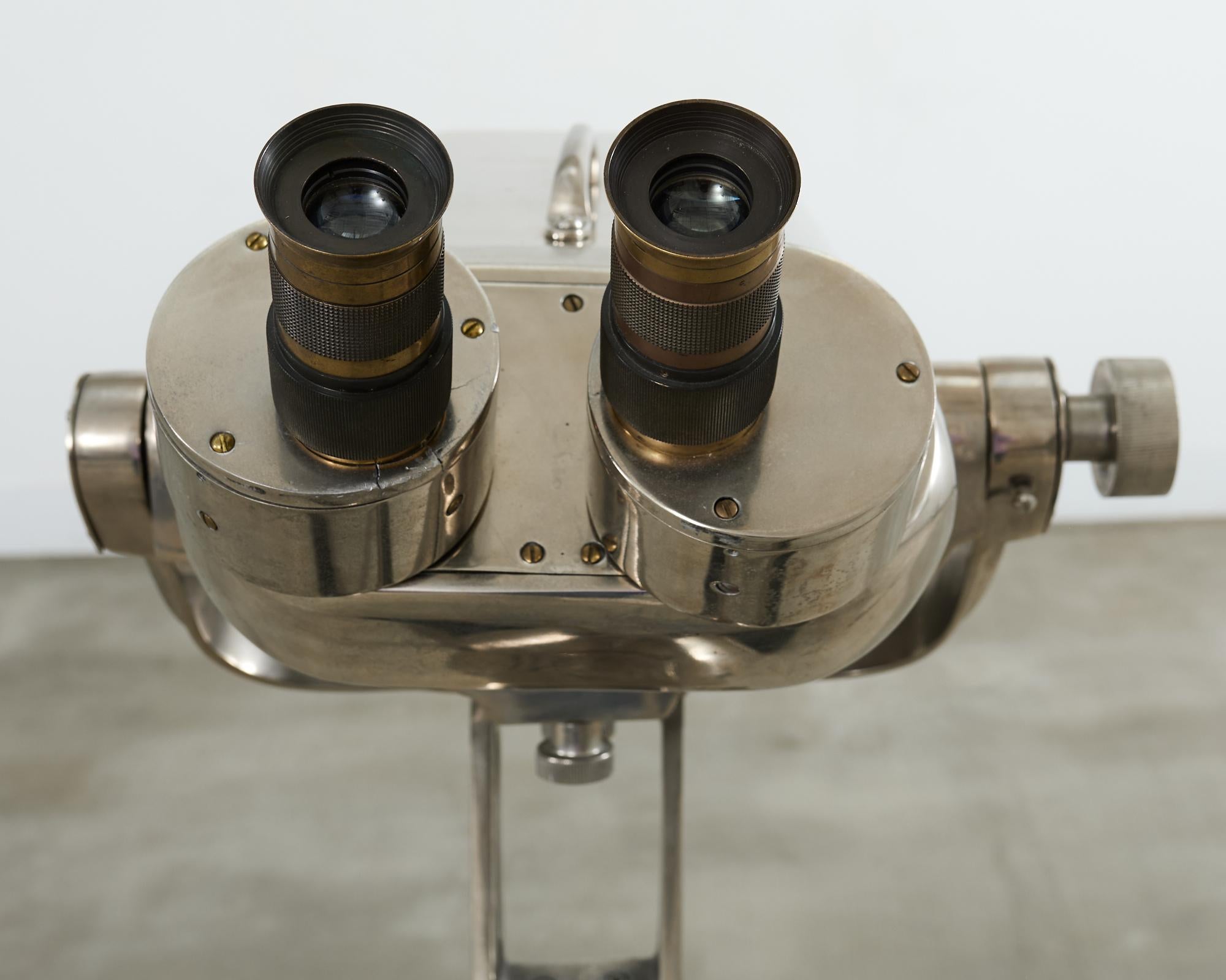 Binocolo antiaereo in stile seconda guerra mondiale del 20° secolo su supporto in vendita 7