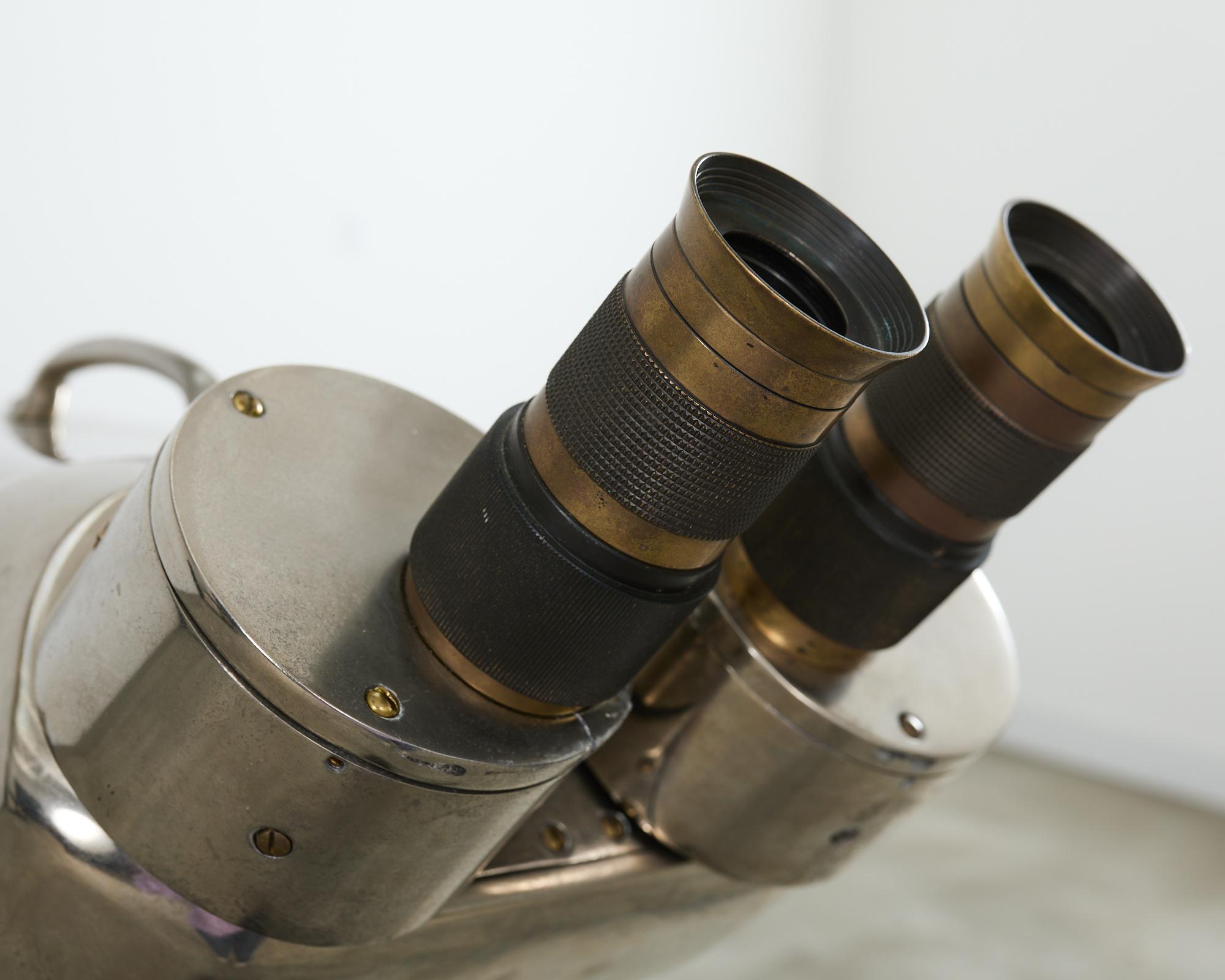 Binocolo antiaereo in stile seconda guerra mondiale del 20° secolo su supporto in vendita 8