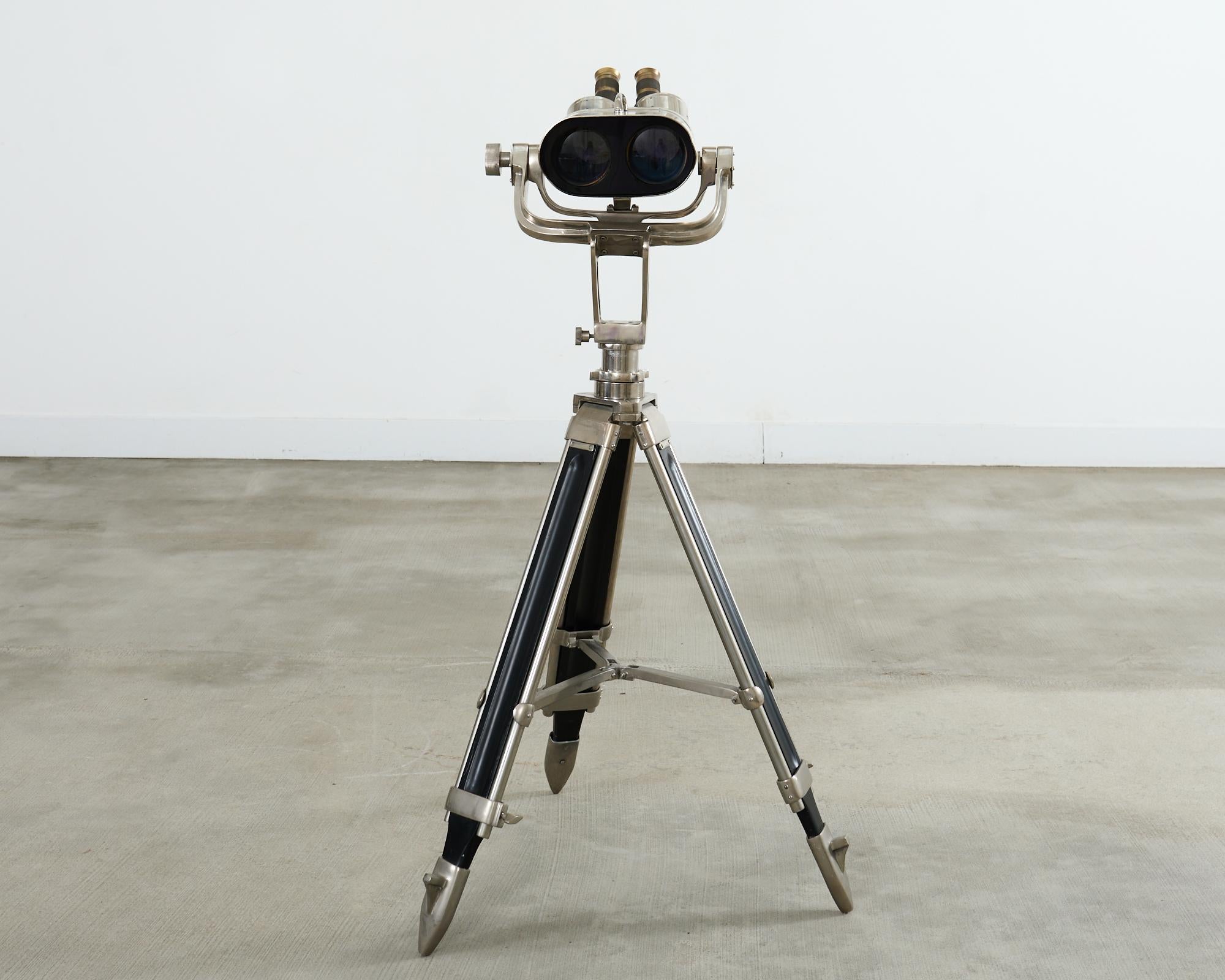 Binocolo navale antiaereo in stile industriale del 20° secolo montato su un grande cavalletto regolabile in altezza. Realizzato in acciaio inox lucido, nichel, ottone, alluminio e legno ebanizzato. Attribuito alle repliche celesti di Restoration
