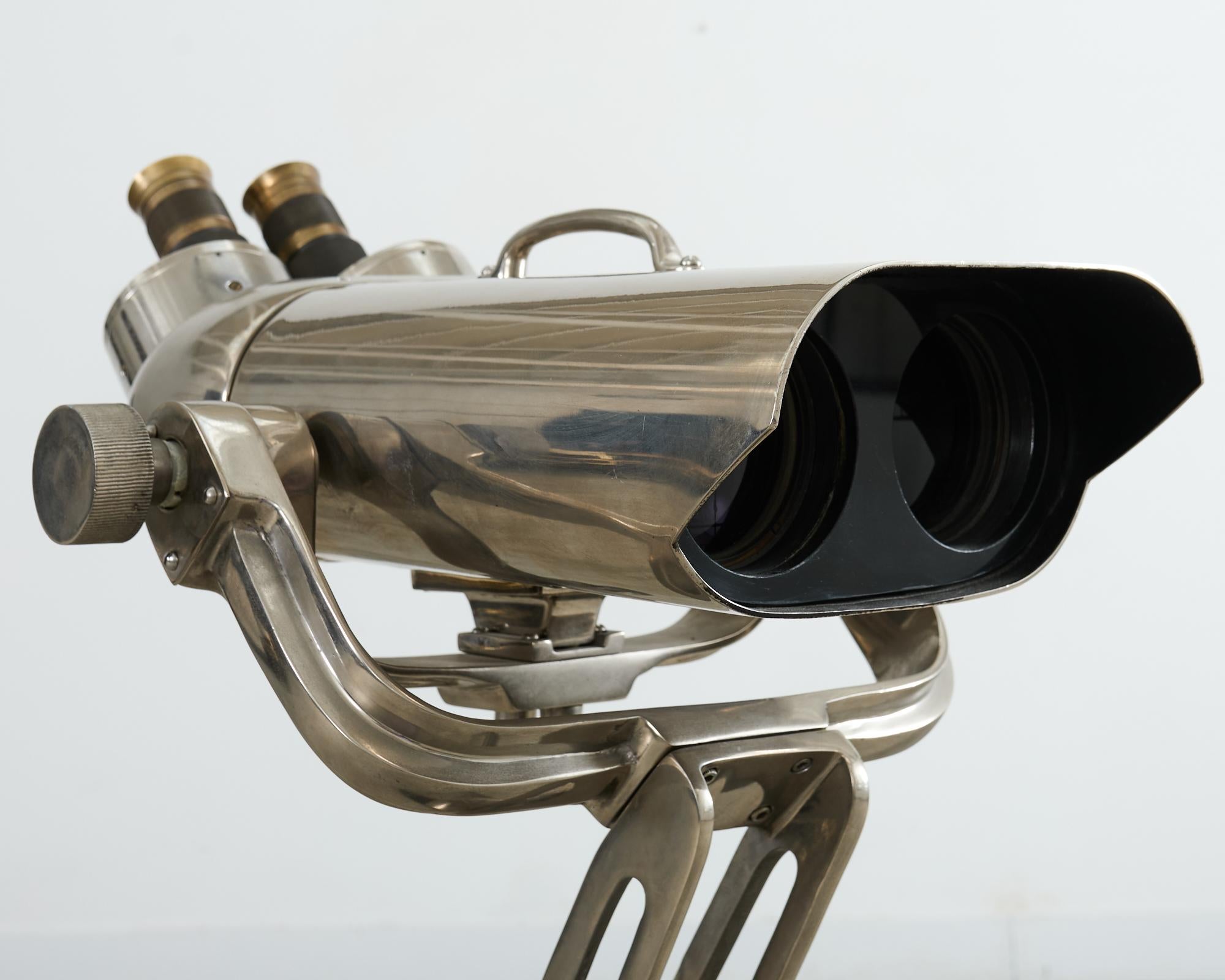 Industriale Binocolo antiaereo in stile seconda guerra mondiale del 20° secolo su supporto in vendita