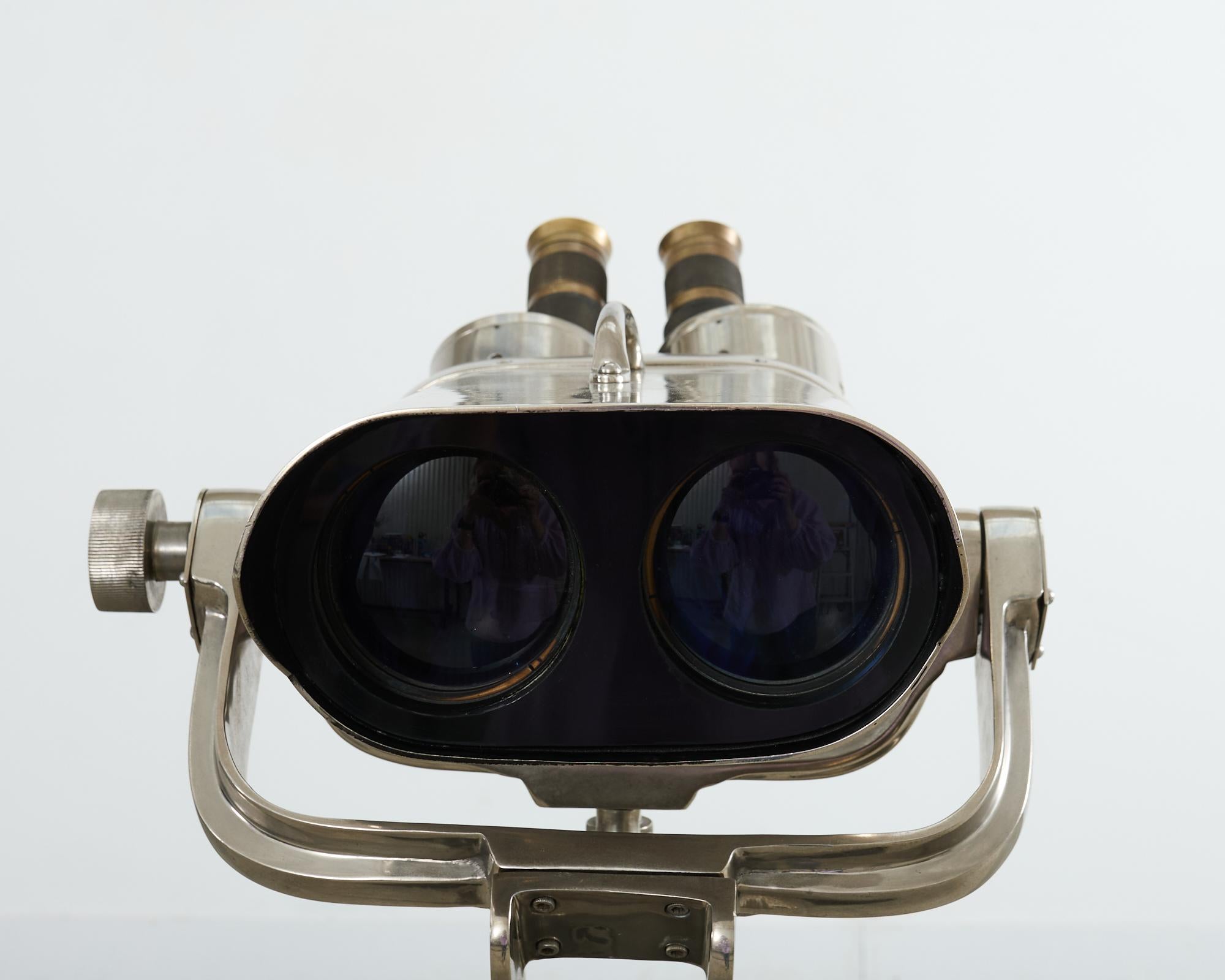 Patinato Binocolo antiaereo in stile seconda guerra mondiale del 20° secolo su supporto in vendita