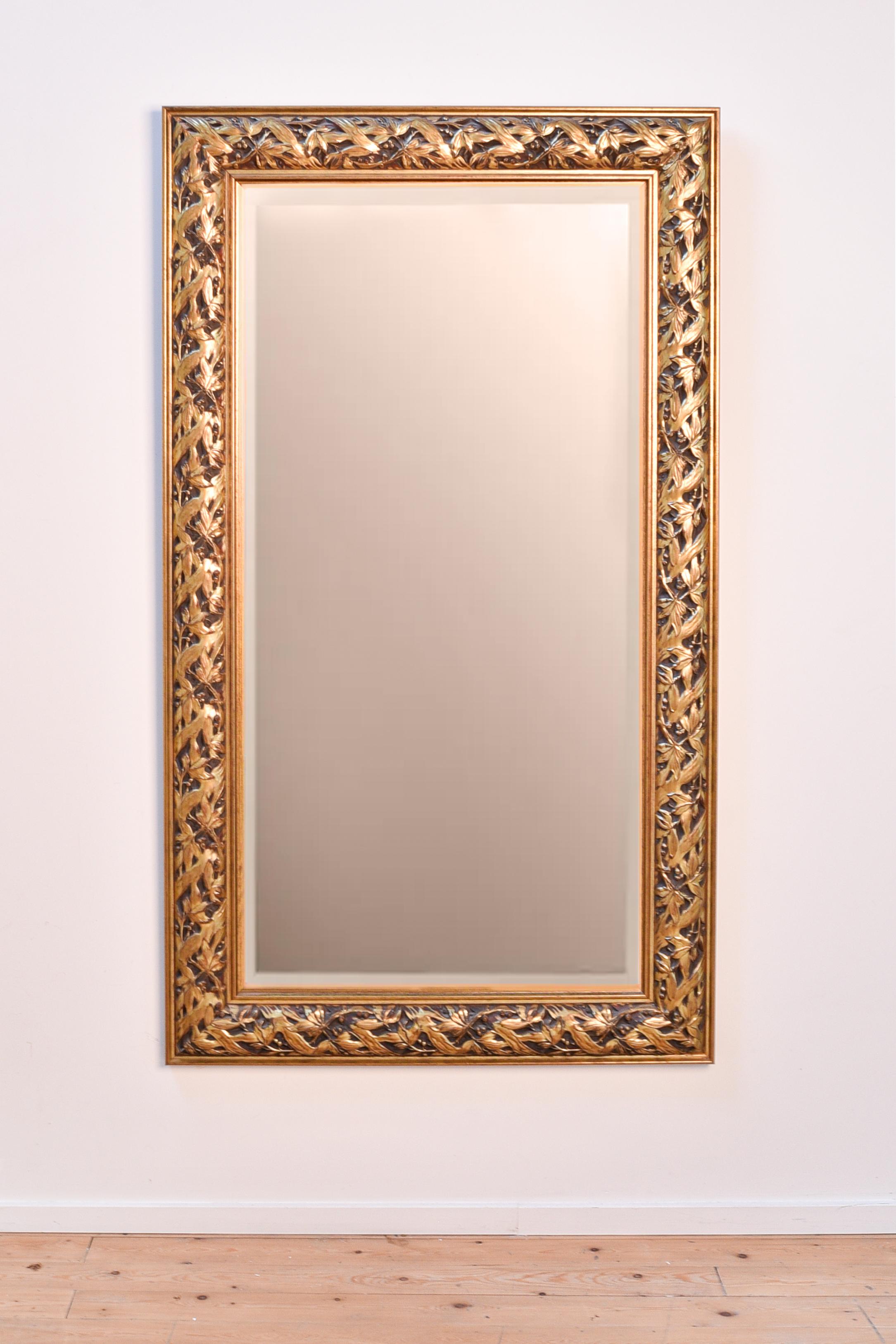 Français 20e siècle Miroir XL avec motifs floraux sur cadre en bois en vente