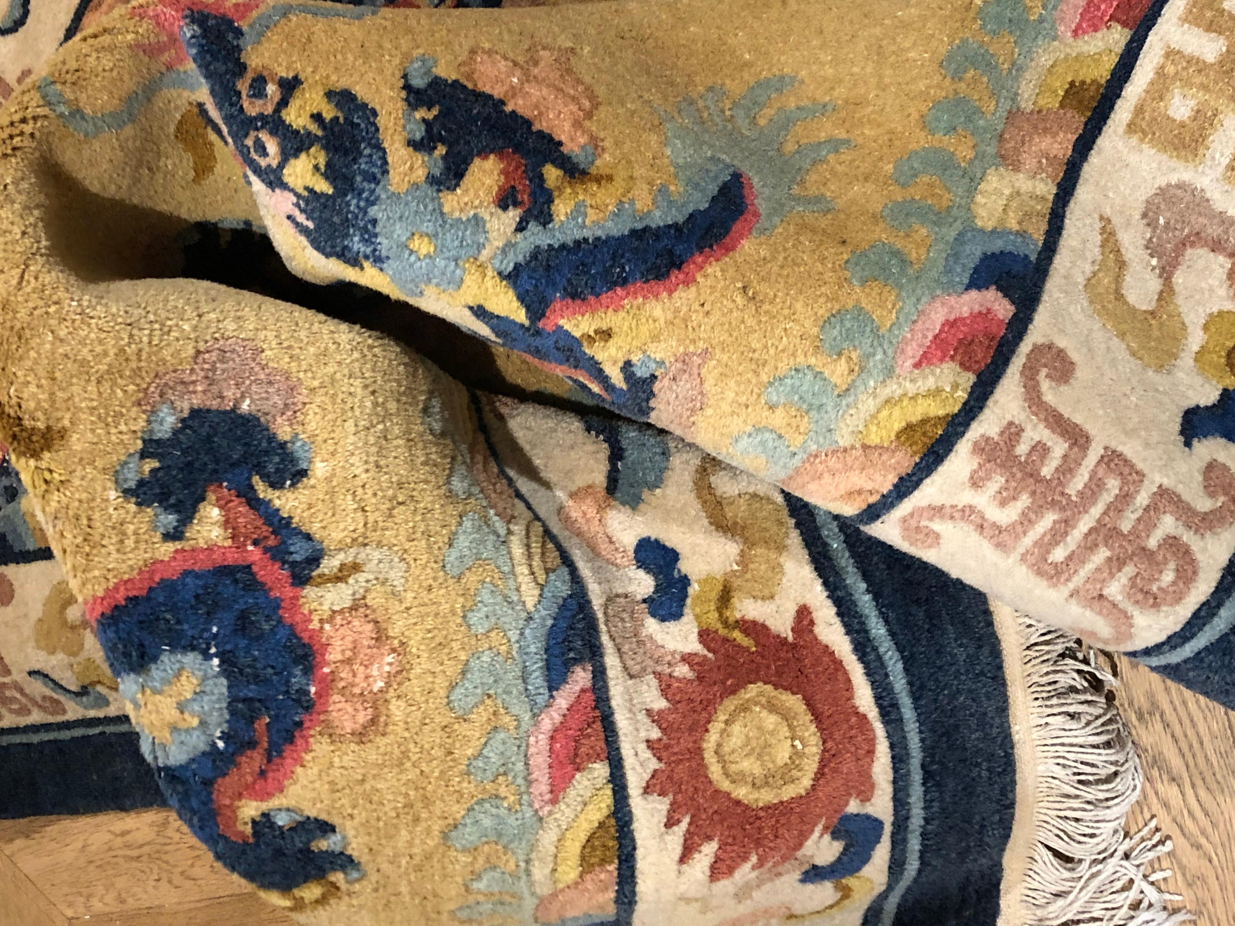 Tapis chinois Dragoons du 20ème siècle en laine jaune et bleue nouée à la main en vente 3