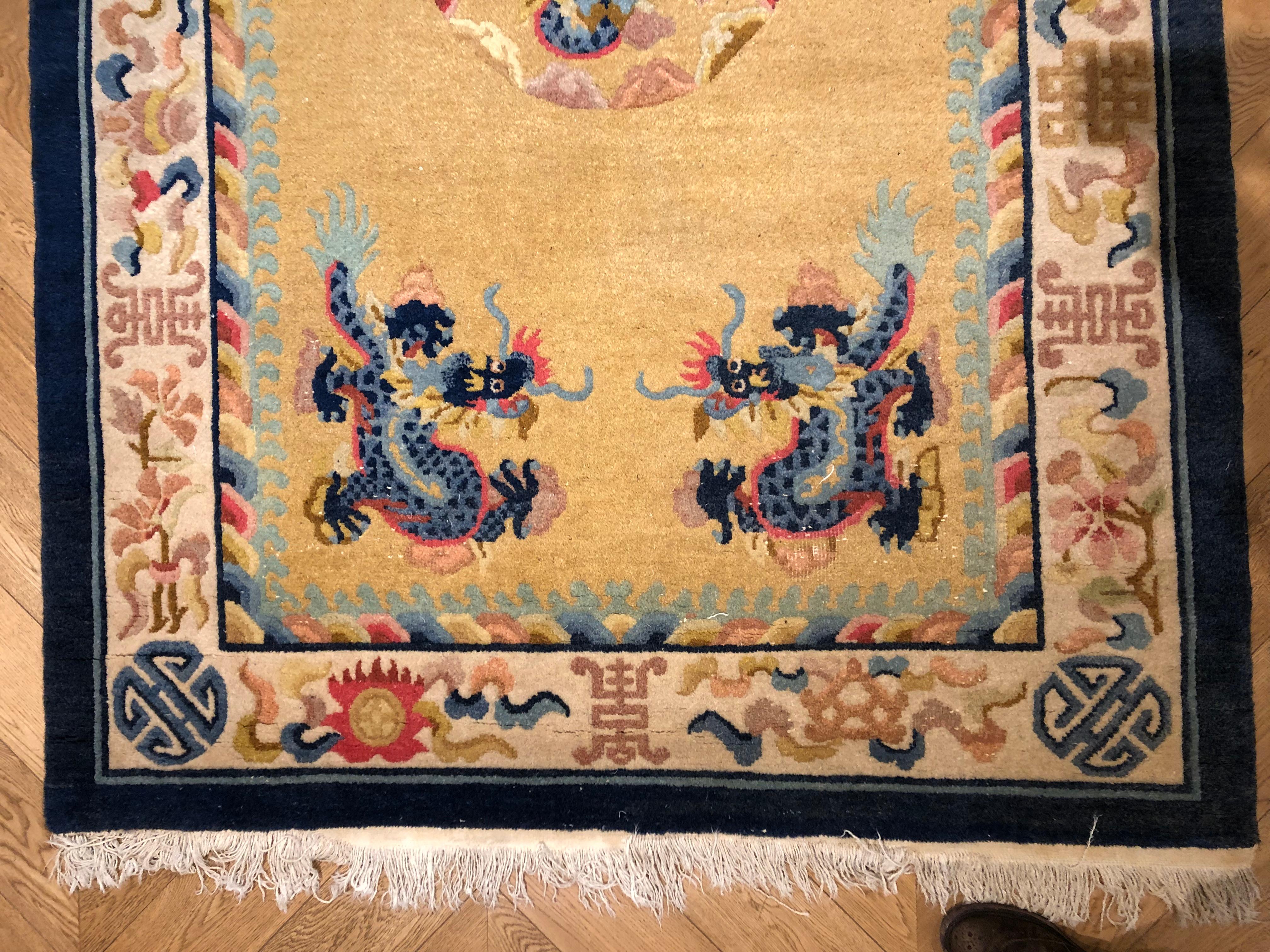 Tapis chinois Dragoons du 20ème siècle en laine jaune et bleue nouée à la main en vente 5